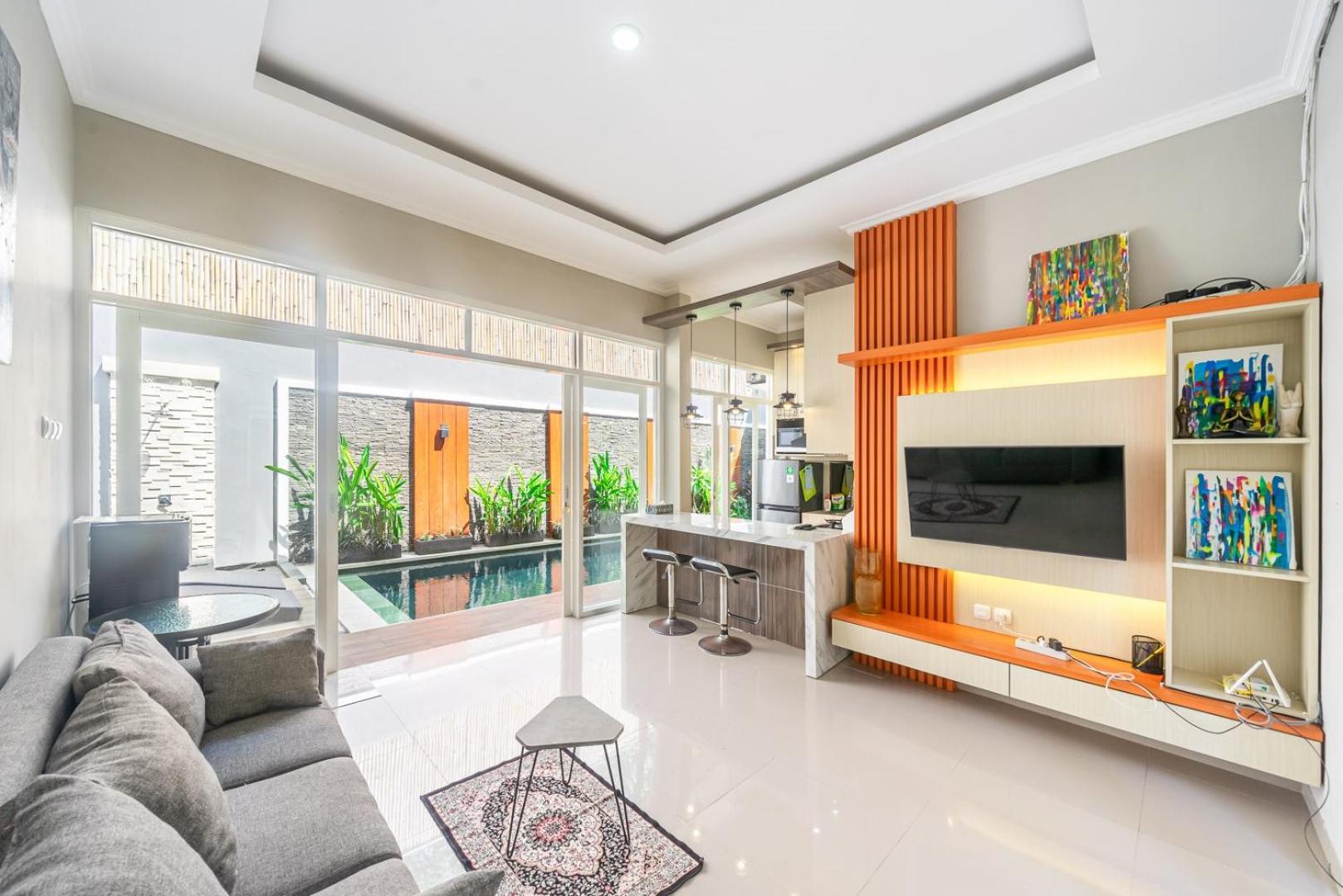 Modern 3 BDR Villa - Indoor Living area - Canggu view 3