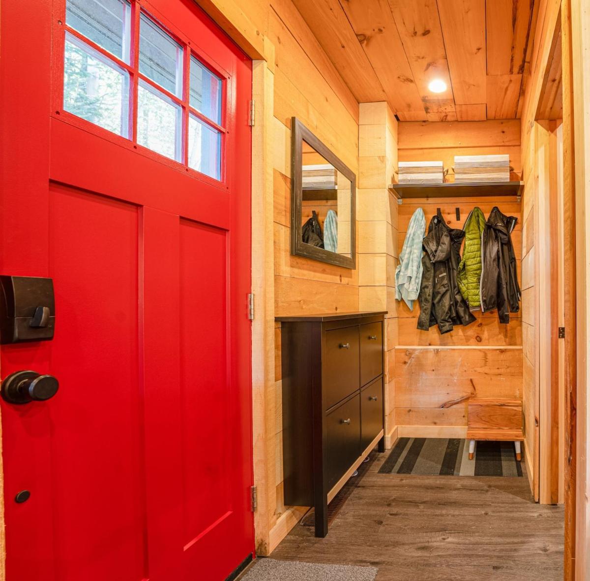 Lakefront Retreat & Panoramic Views With Hot Tub and Sauna