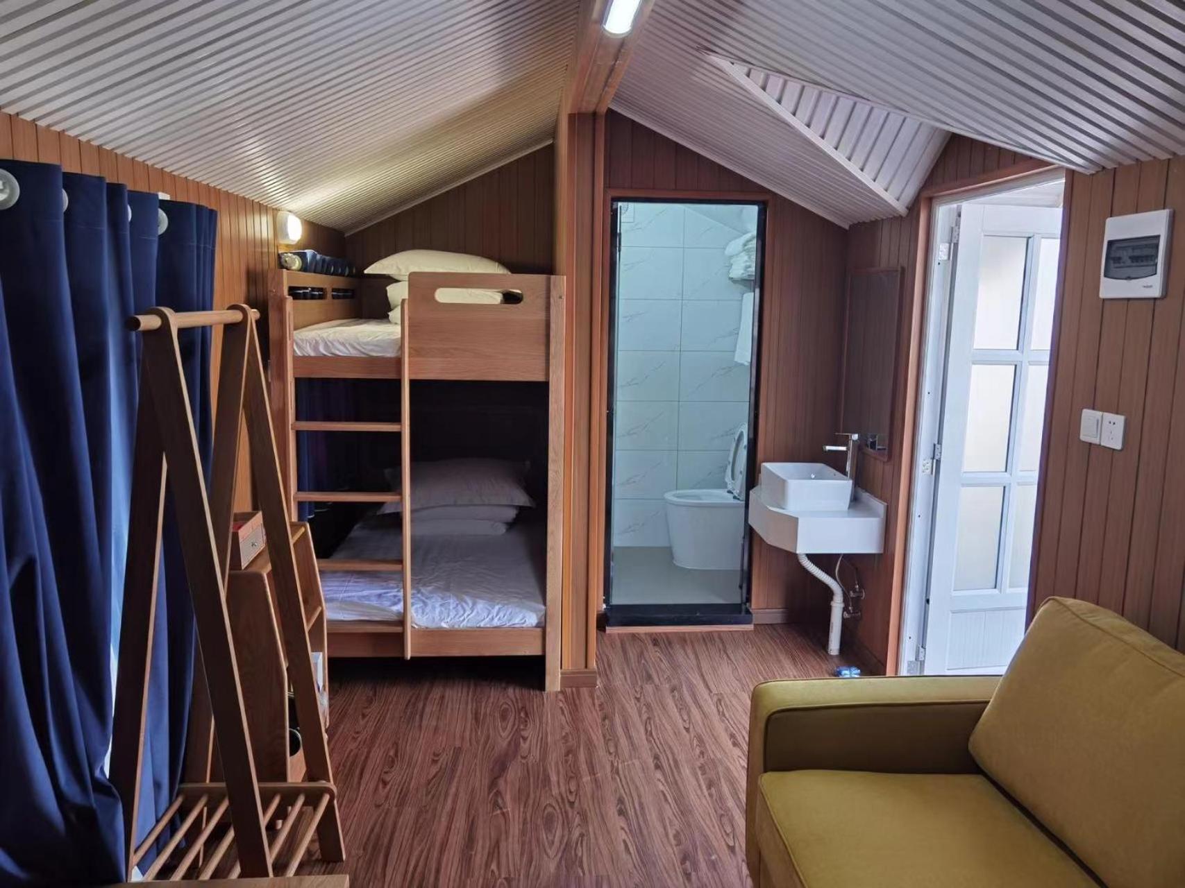 Zhangjiajie Cliff Flower RV Tent Hotel
