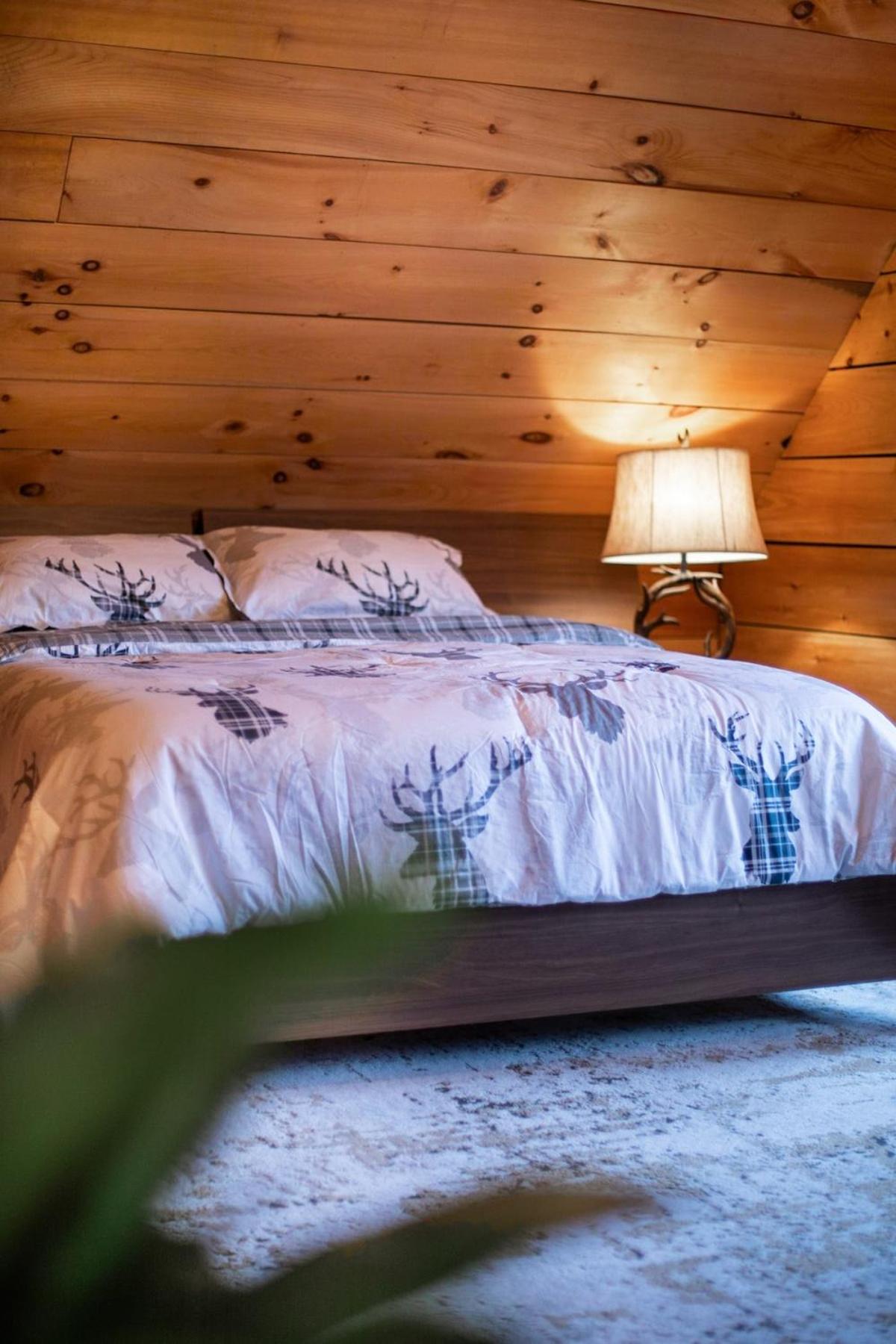 Lakefront Retreat & Panoramic Views With Hot Tub and Sauna