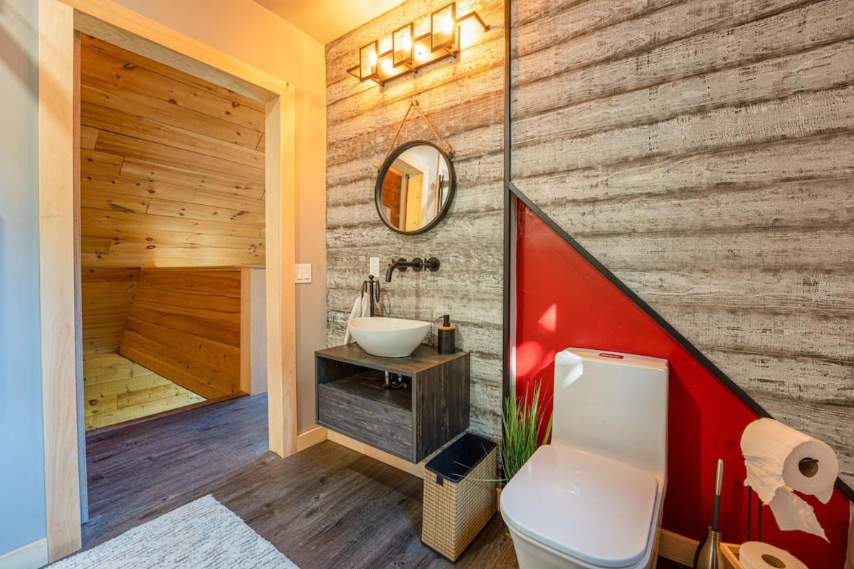Lakefront Retreat & Panoramic Views With Hot Tub and Sauna