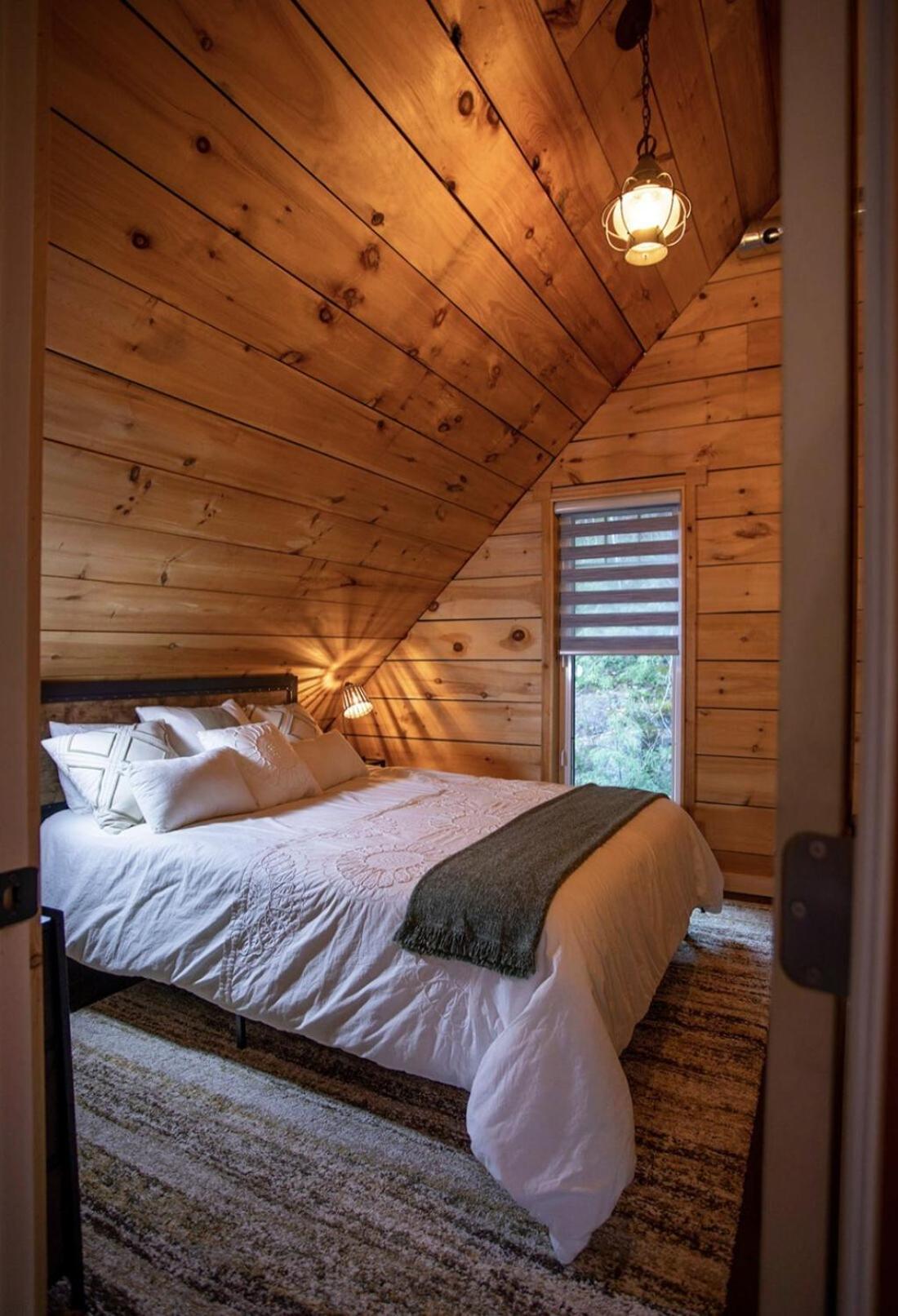 Lakefront Retreat & Panoramic Views With Hot Tub and Sauna