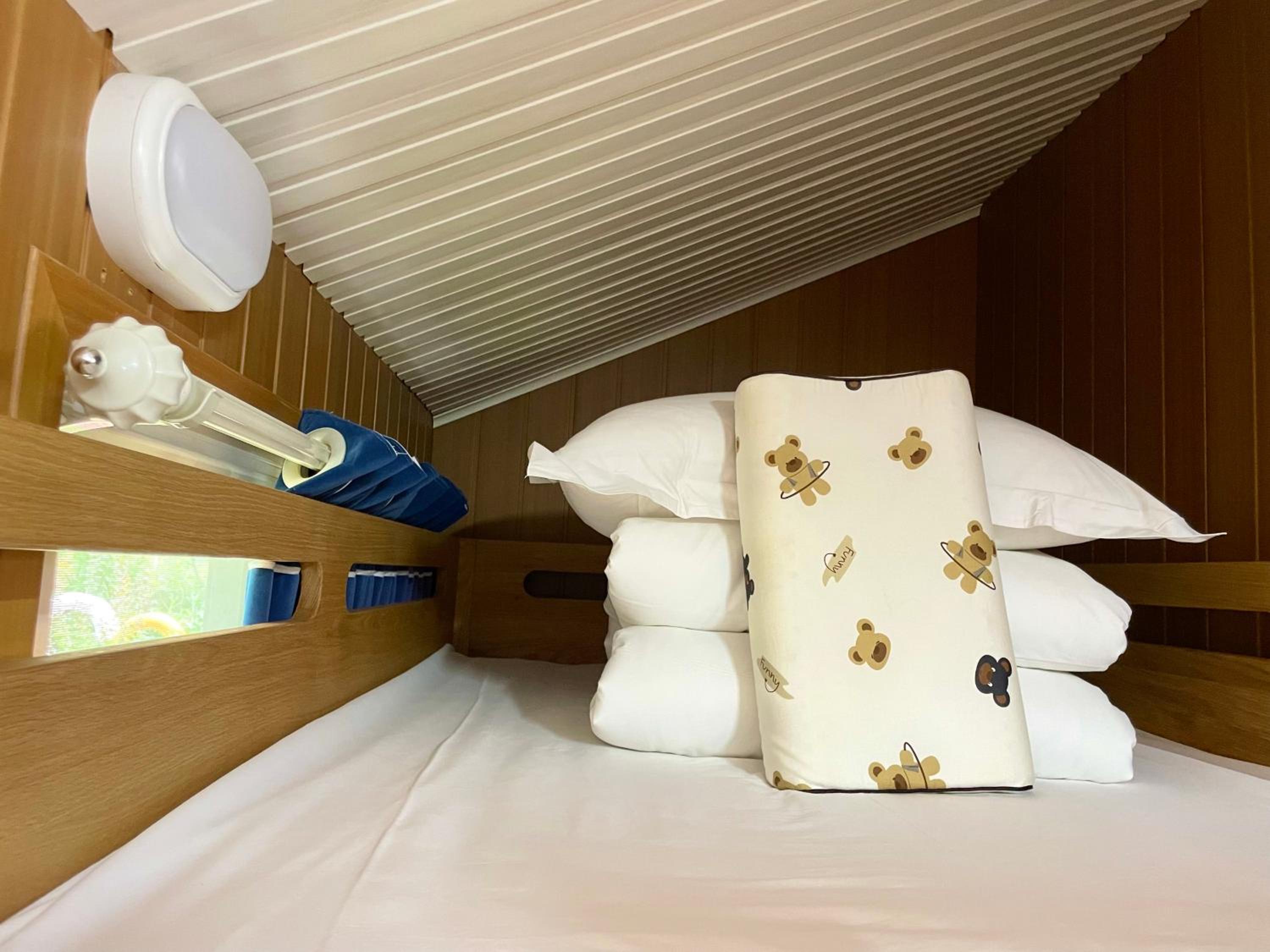 Zhangjiajie Cliff Flower RV Tent Hotel