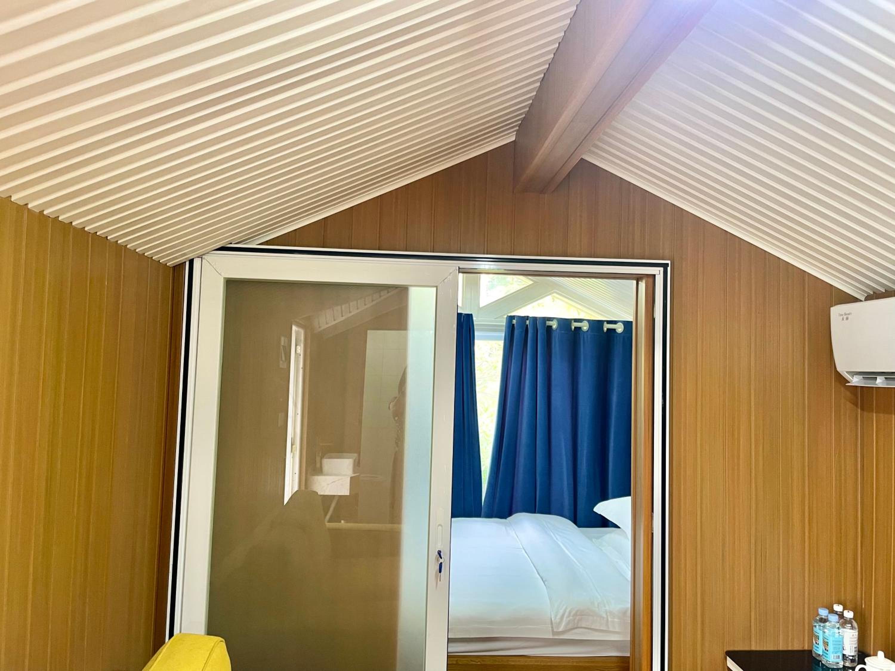 Zhangjiajie Cliff Flower RV Tent Hotel