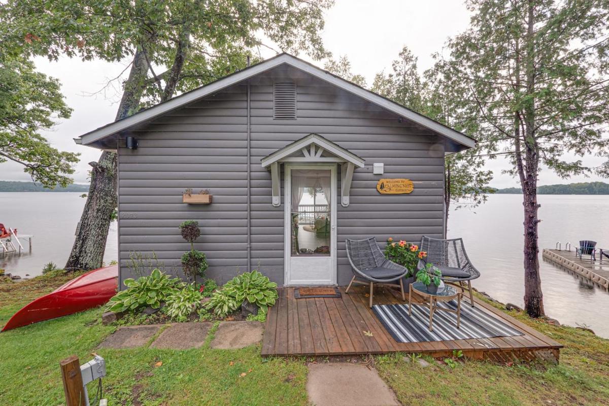 Waterfront Calming Nest Cottage on Halls Lake