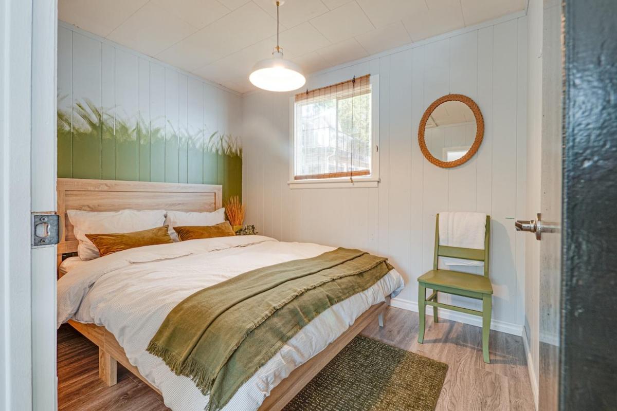 Waterfront Calming Nest Cottage on Halls Lake