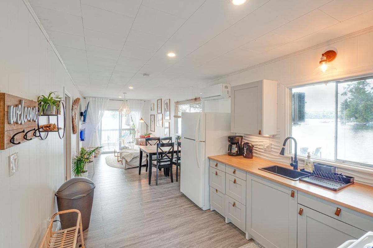 Waterfront Calming Nest Cottage on Halls Lake