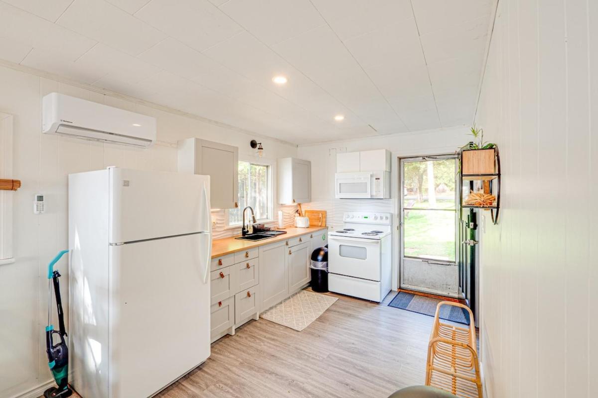 Waterfront Calming Nest Cottage on Halls Lake