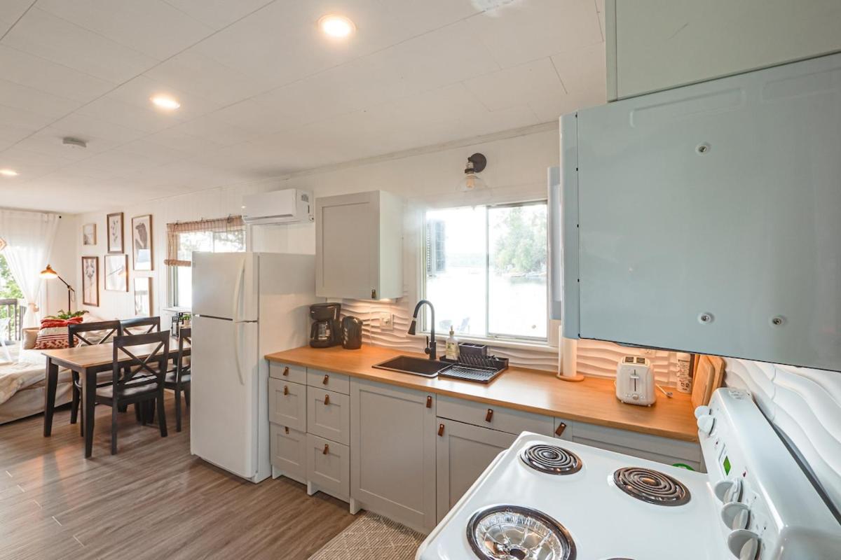 Waterfront Calming Nest Cottage on Halls Lake