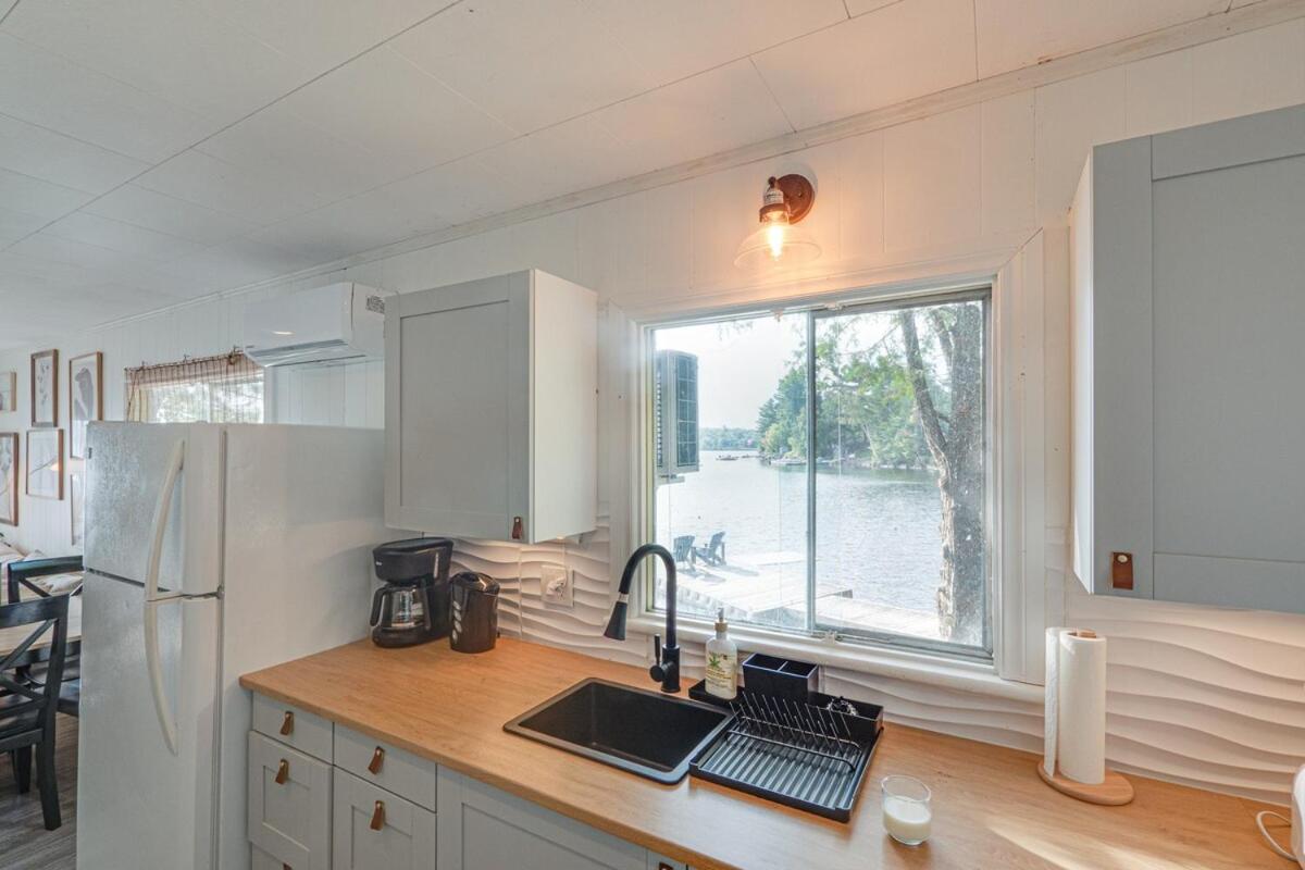 Waterfront Calming Nest Cottage on Halls Lake