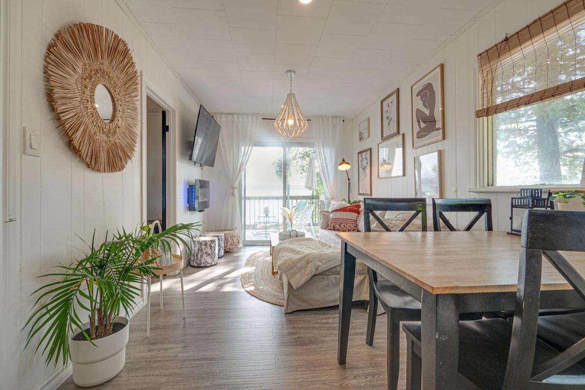 Waterfront Calming Nest Cottage on Halls Lake