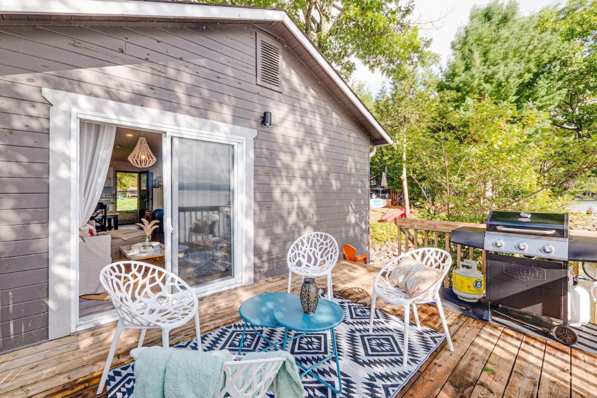 Waterfront Calming Nest Cottage on Halls Lake