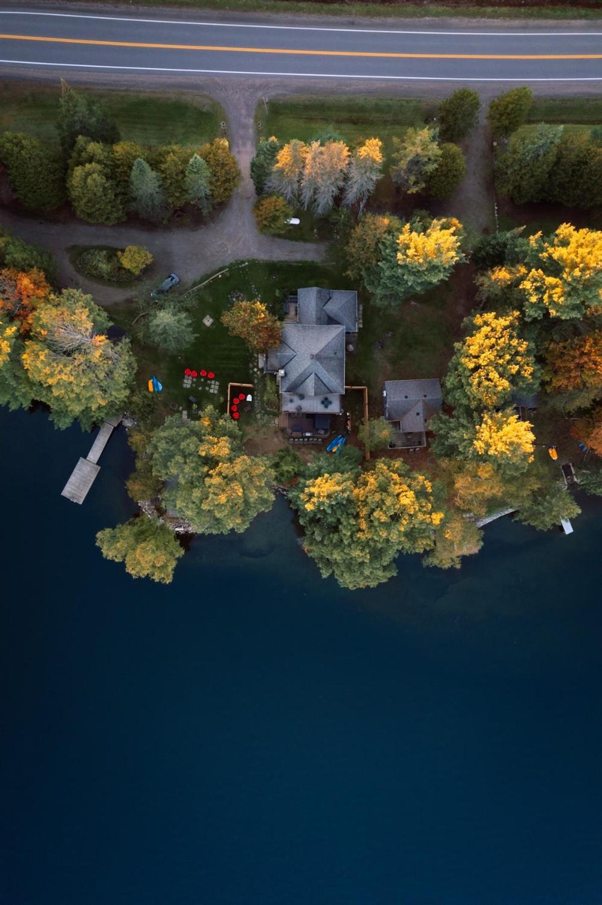 Waterfront Calming Nest Cottage on Halls Lake