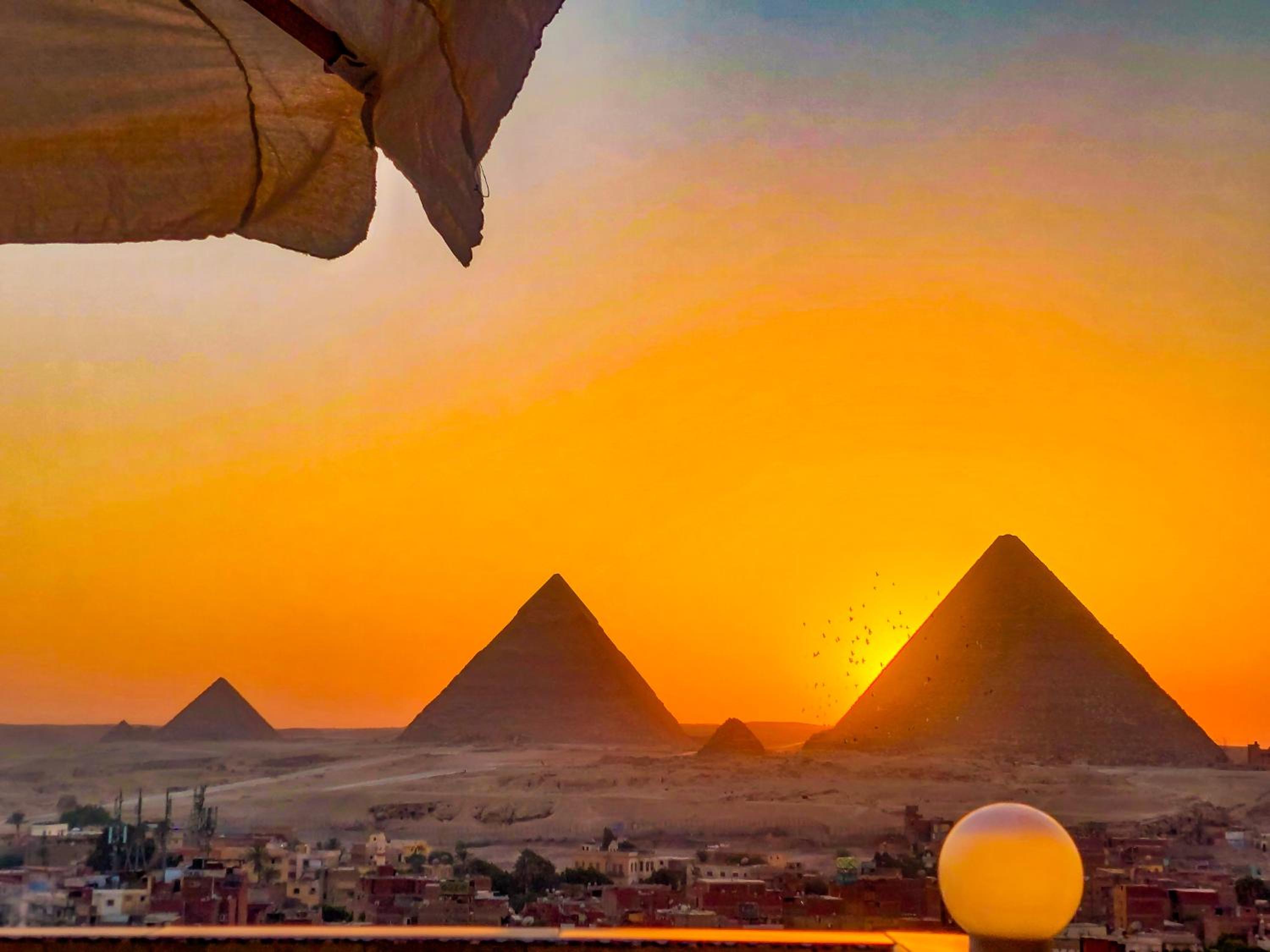 Jumeirah jacuzzi pyramids view inn