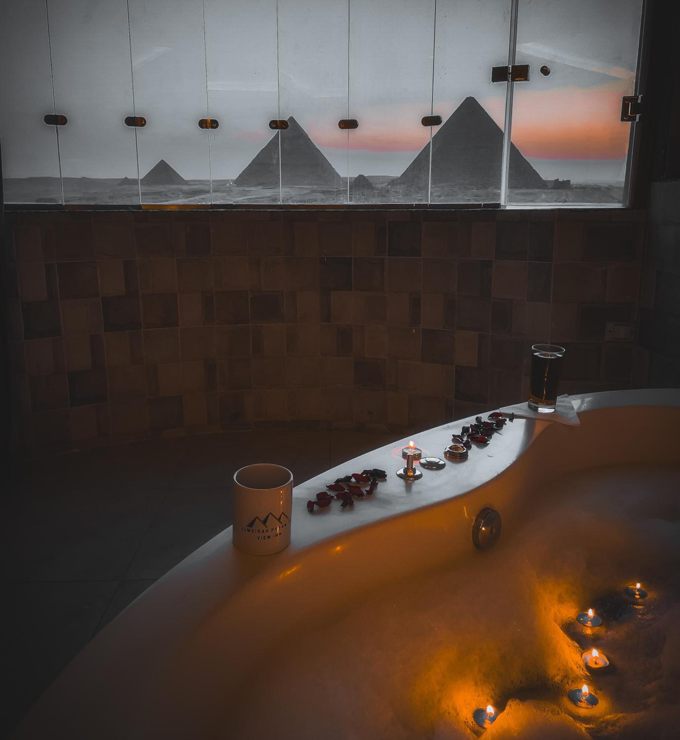 Jumeirah jacuzzi pyramids view inn