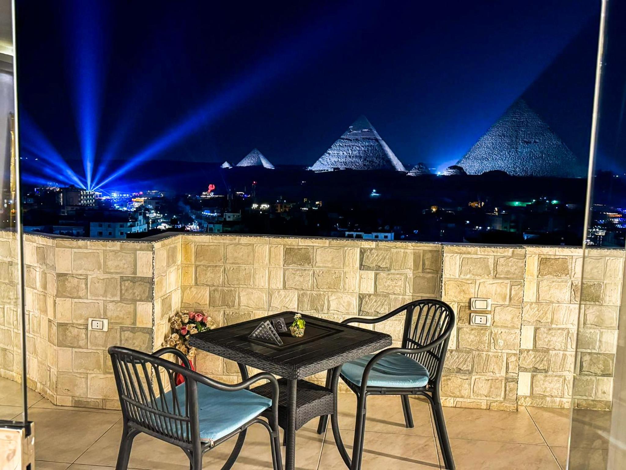 Jumeirah jacuzzi pyramids view inn