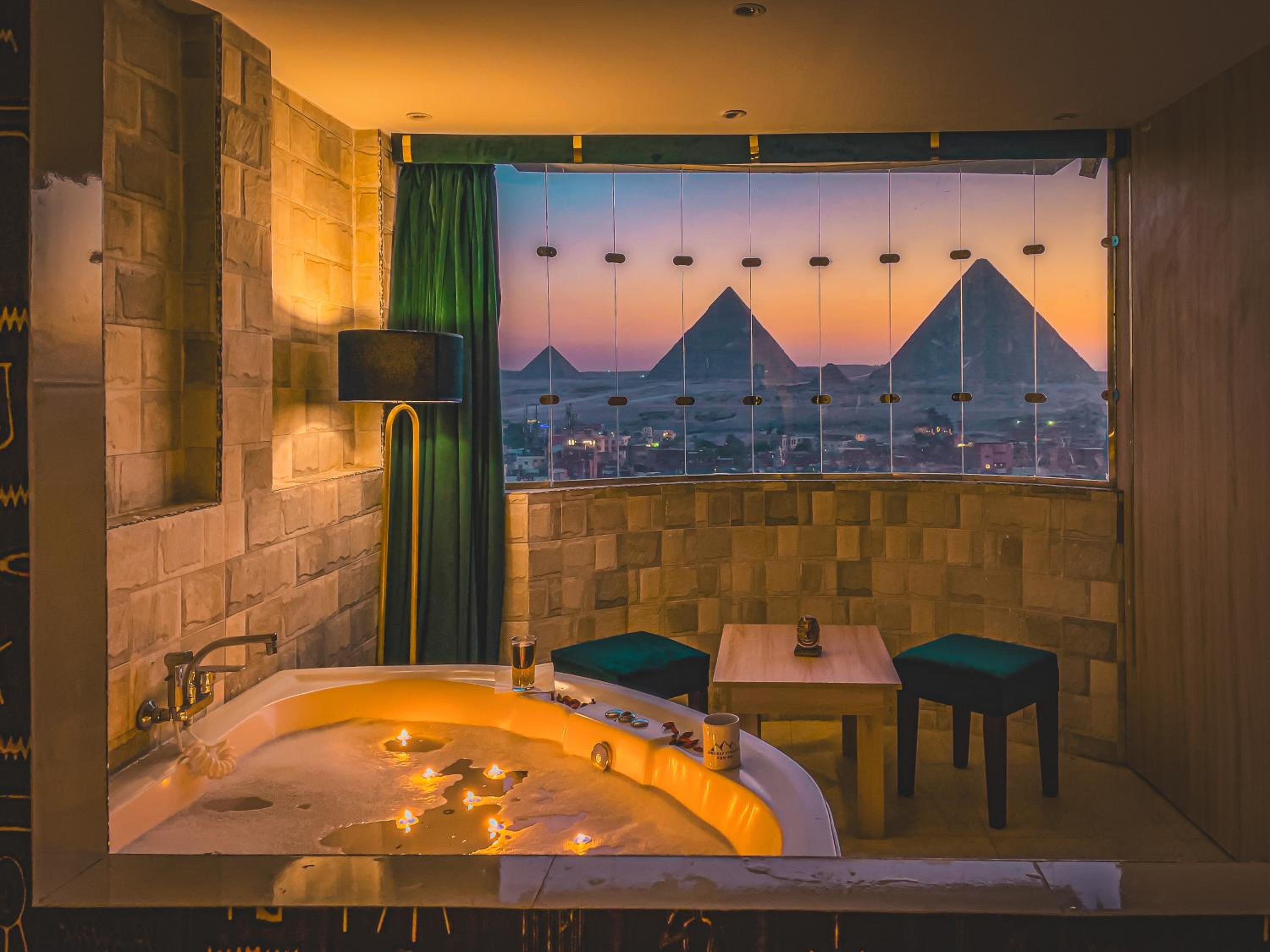 Jumeirah jacuzzi pyramids view inn