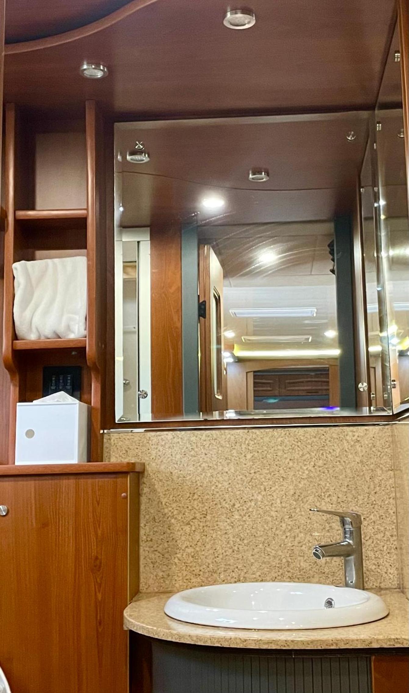 Zhangjiajie Cliff Flower RV Tent Hotel