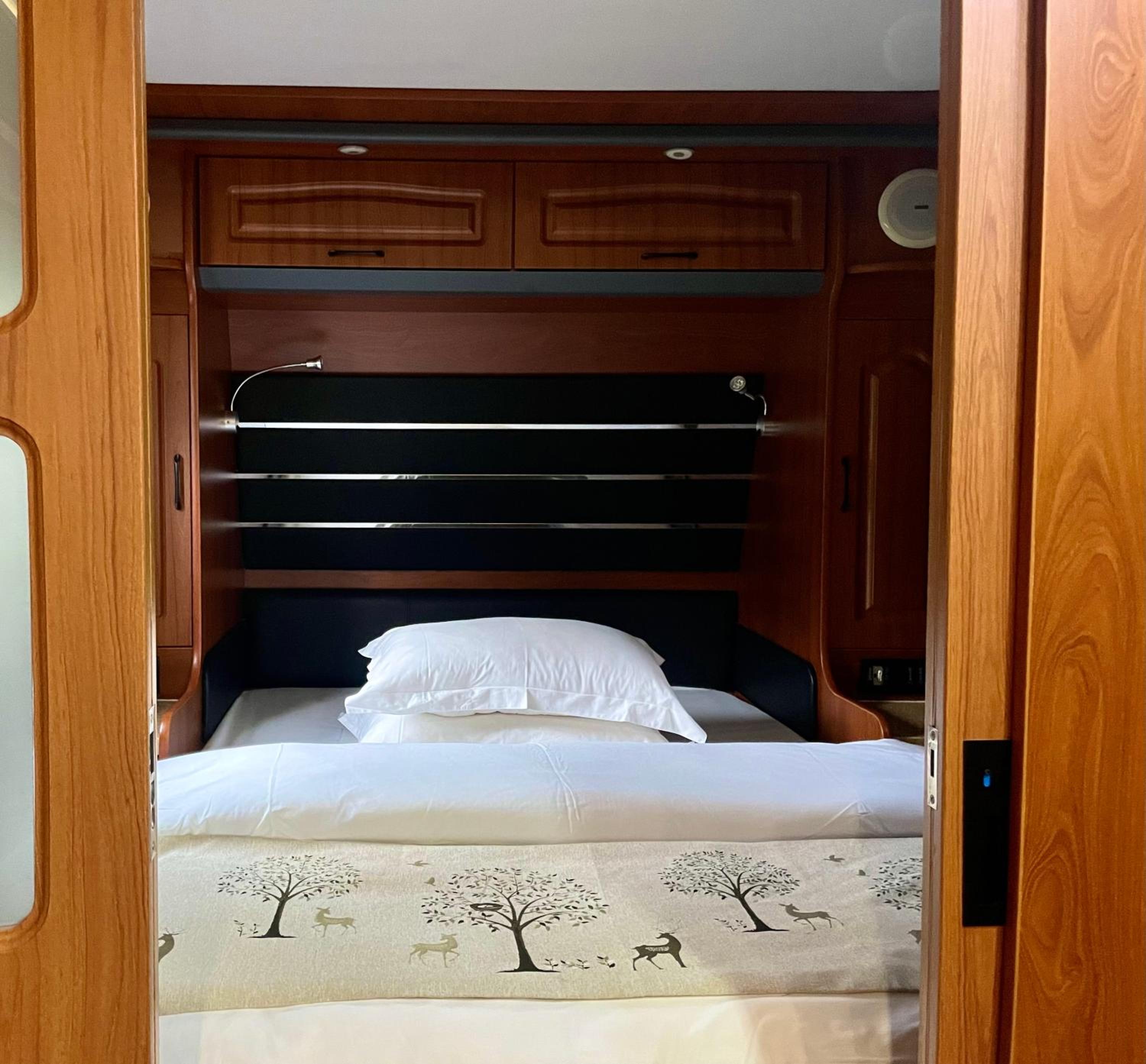 Zhangjiajie Cliff Flower RV Tent Hotel