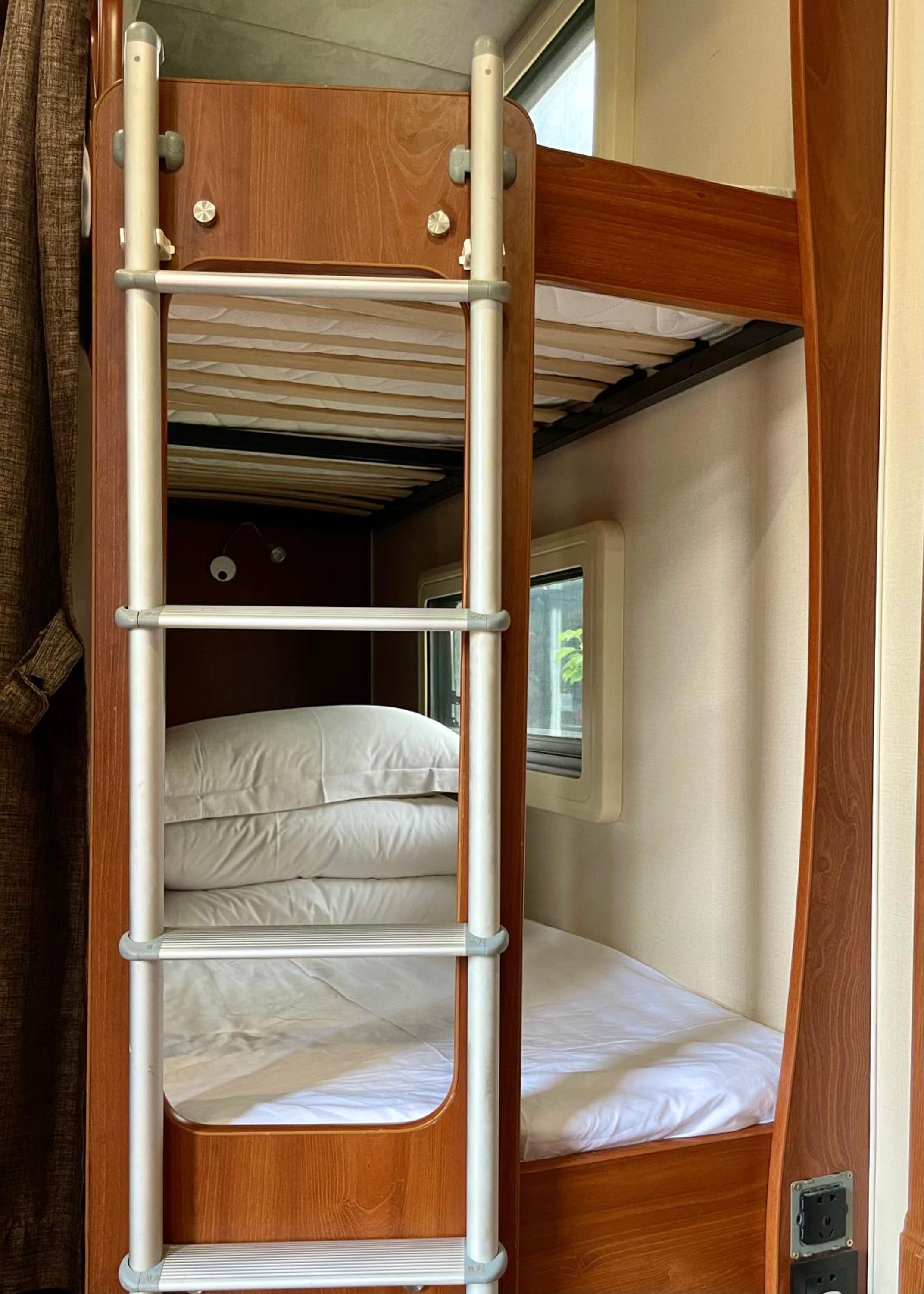 Zhangjiajie Cliff Flower RV Tent Hotel