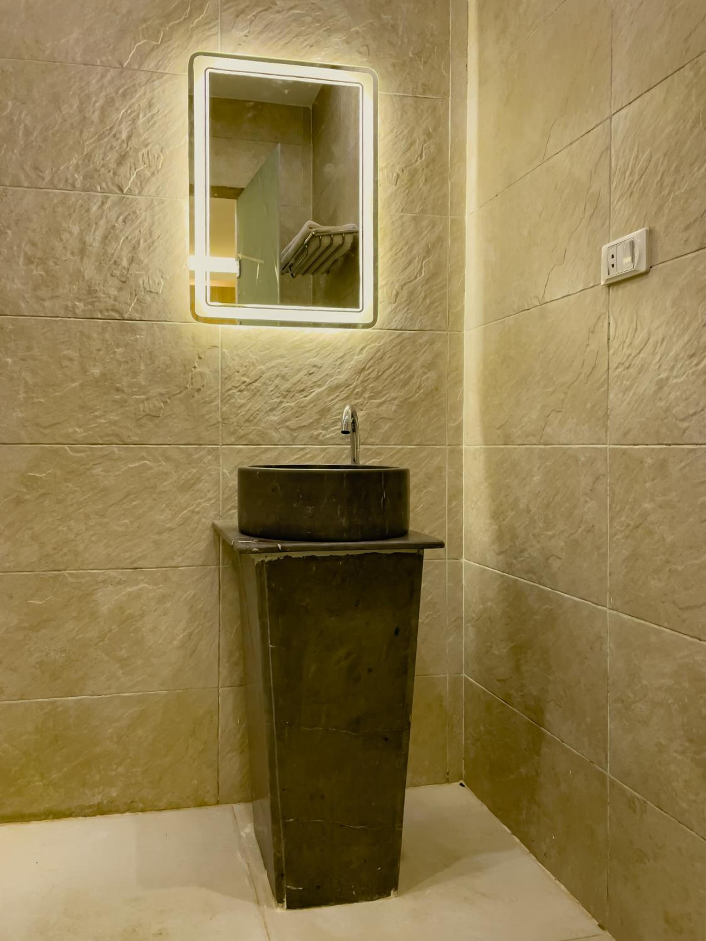 Jumeirah jacuzzi pyramids view inn