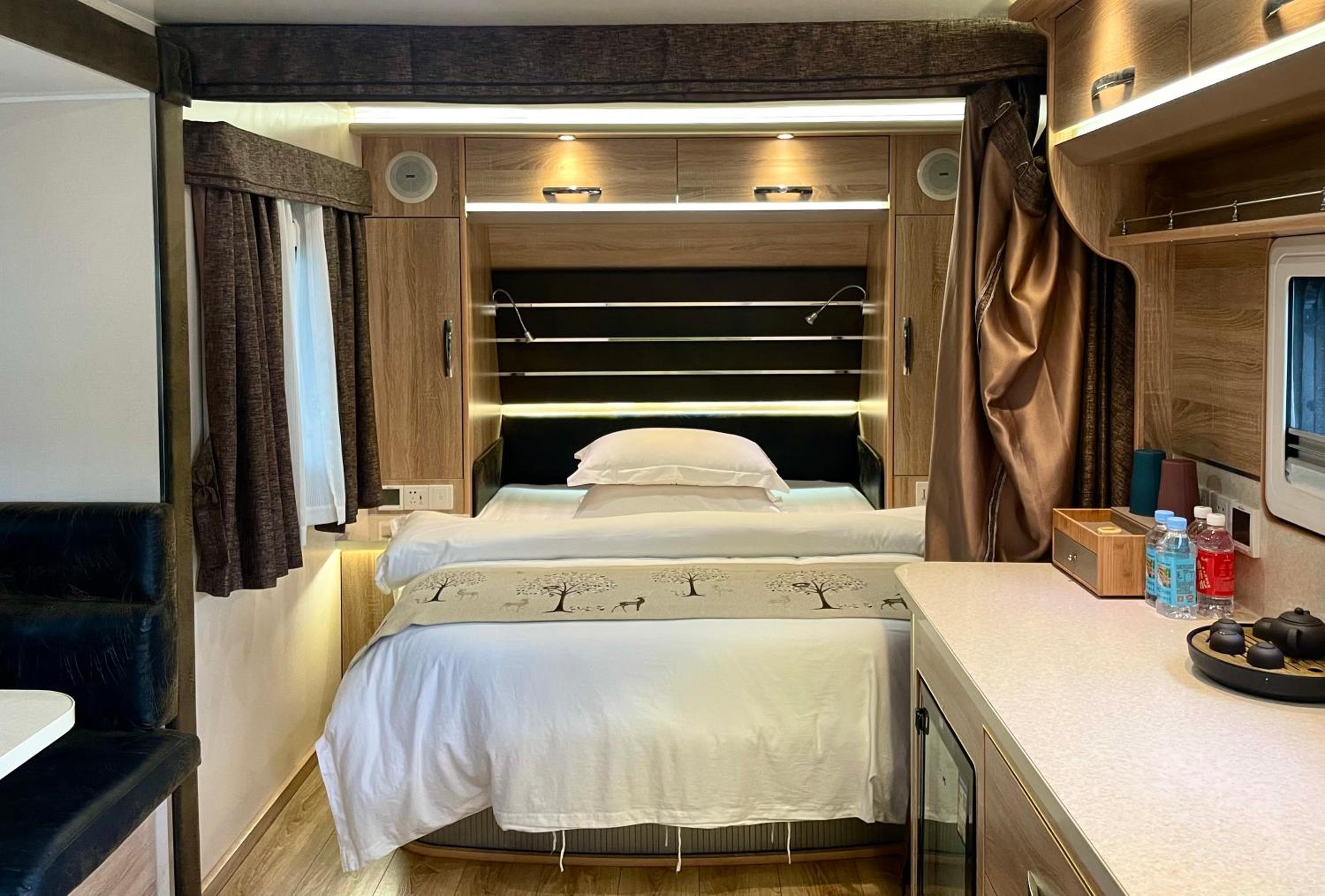 Zhangjiajie Cliff Flower RV Tent Hotel