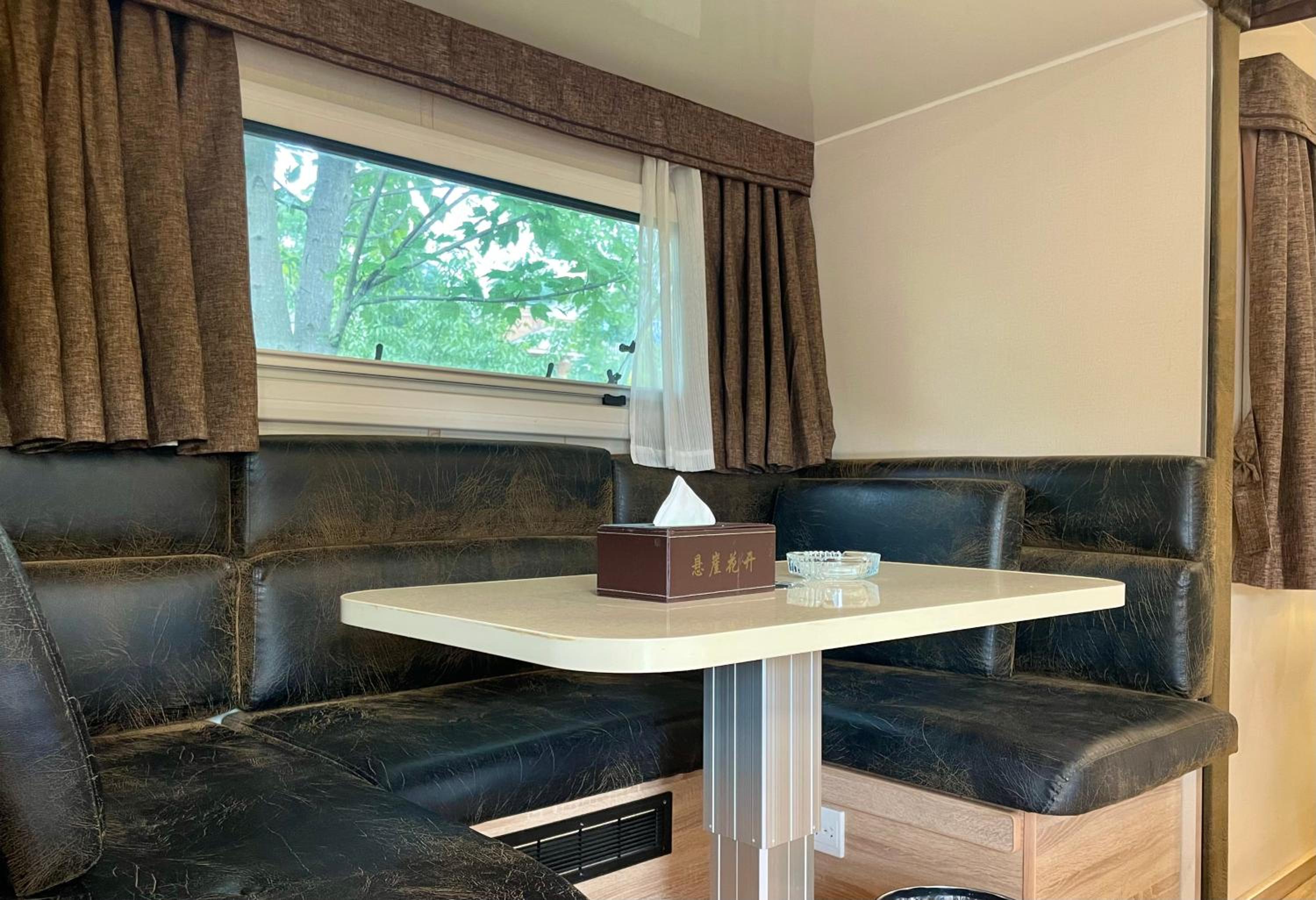 Zhangjiajie Cliff Flower RV Tent Hotel