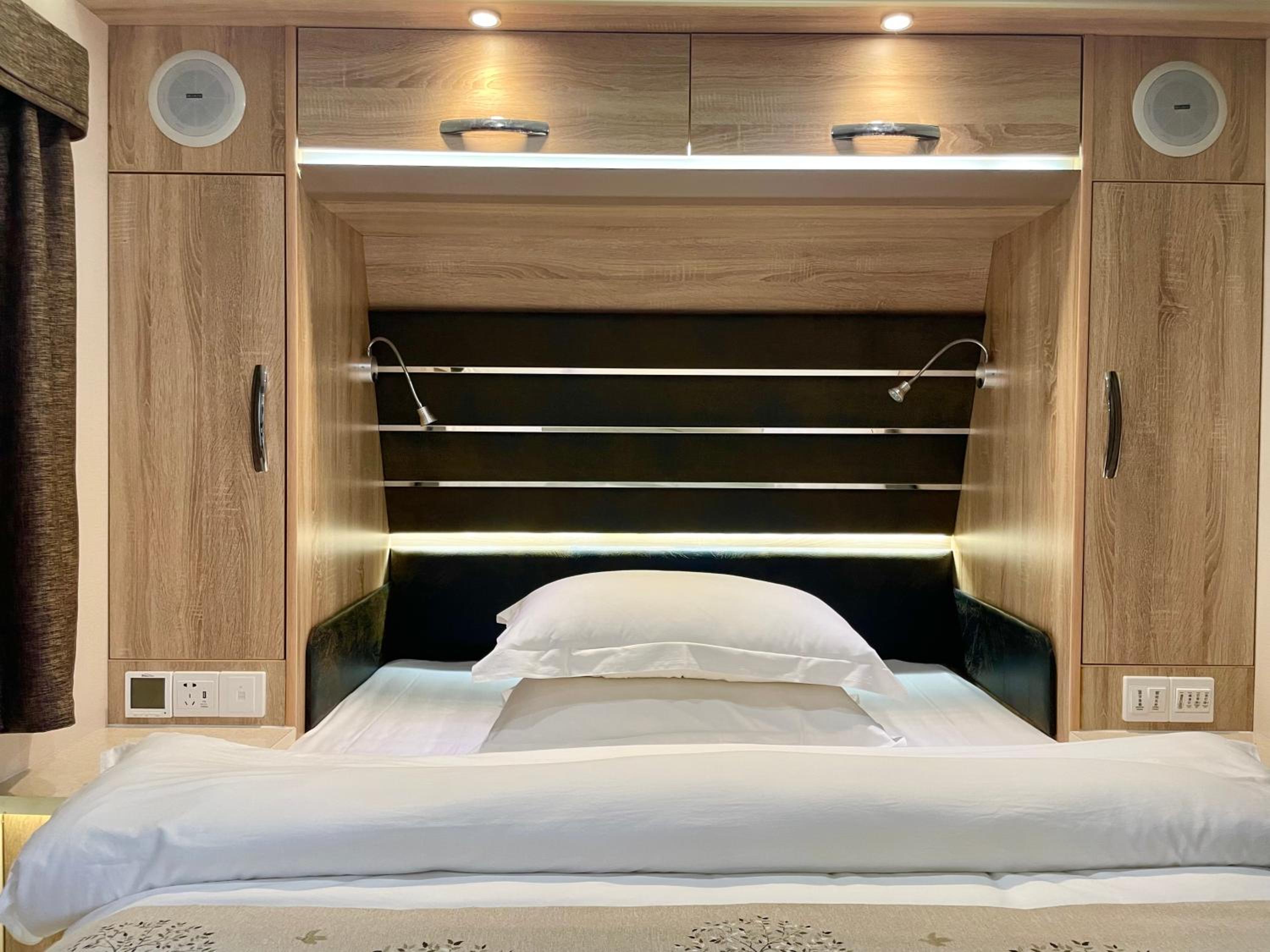 Zhangjiajie Cliff Flower RV Tent Hotel