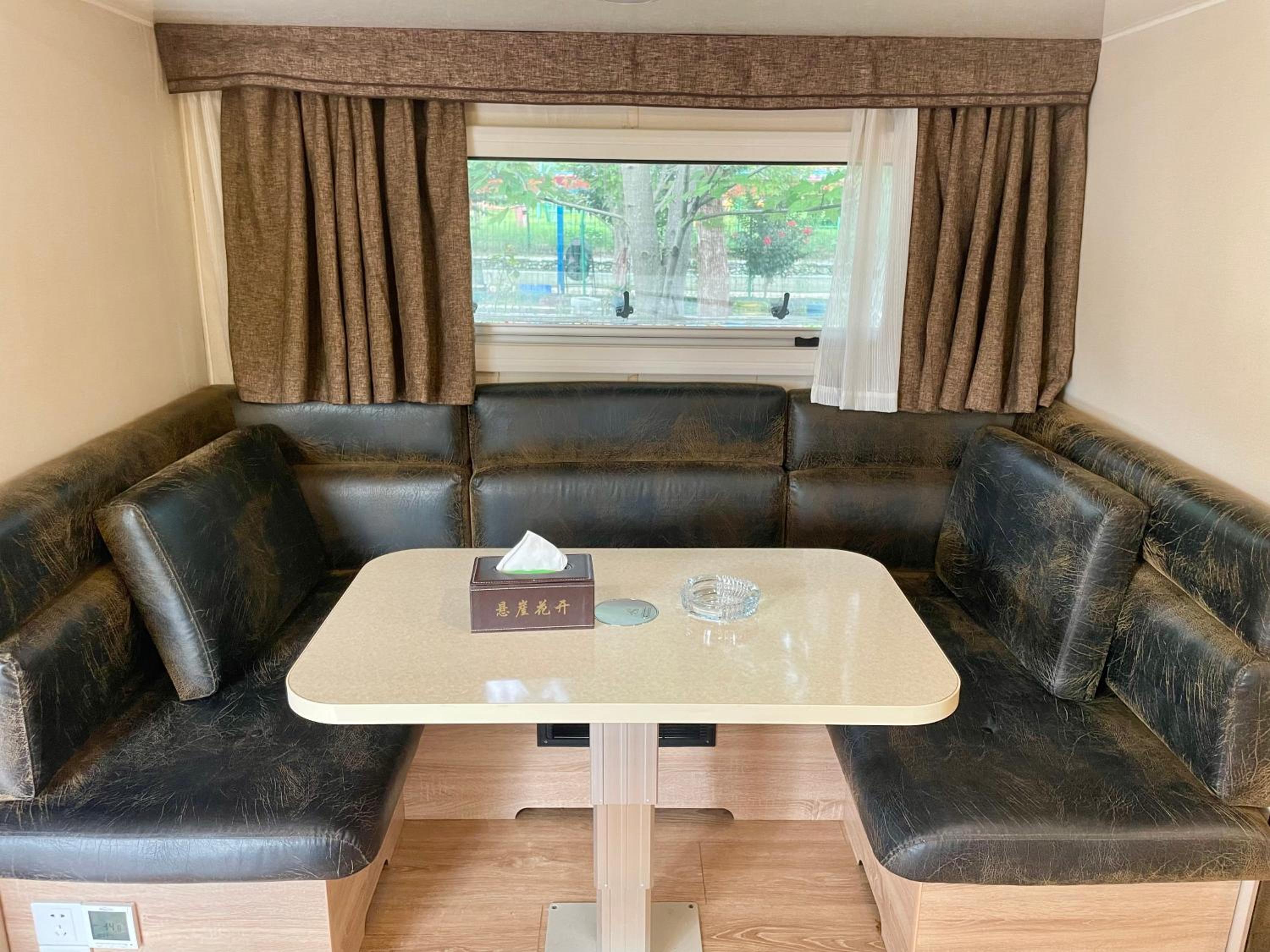 Zhangjiajie Cliff Flower RV Tent Hotel