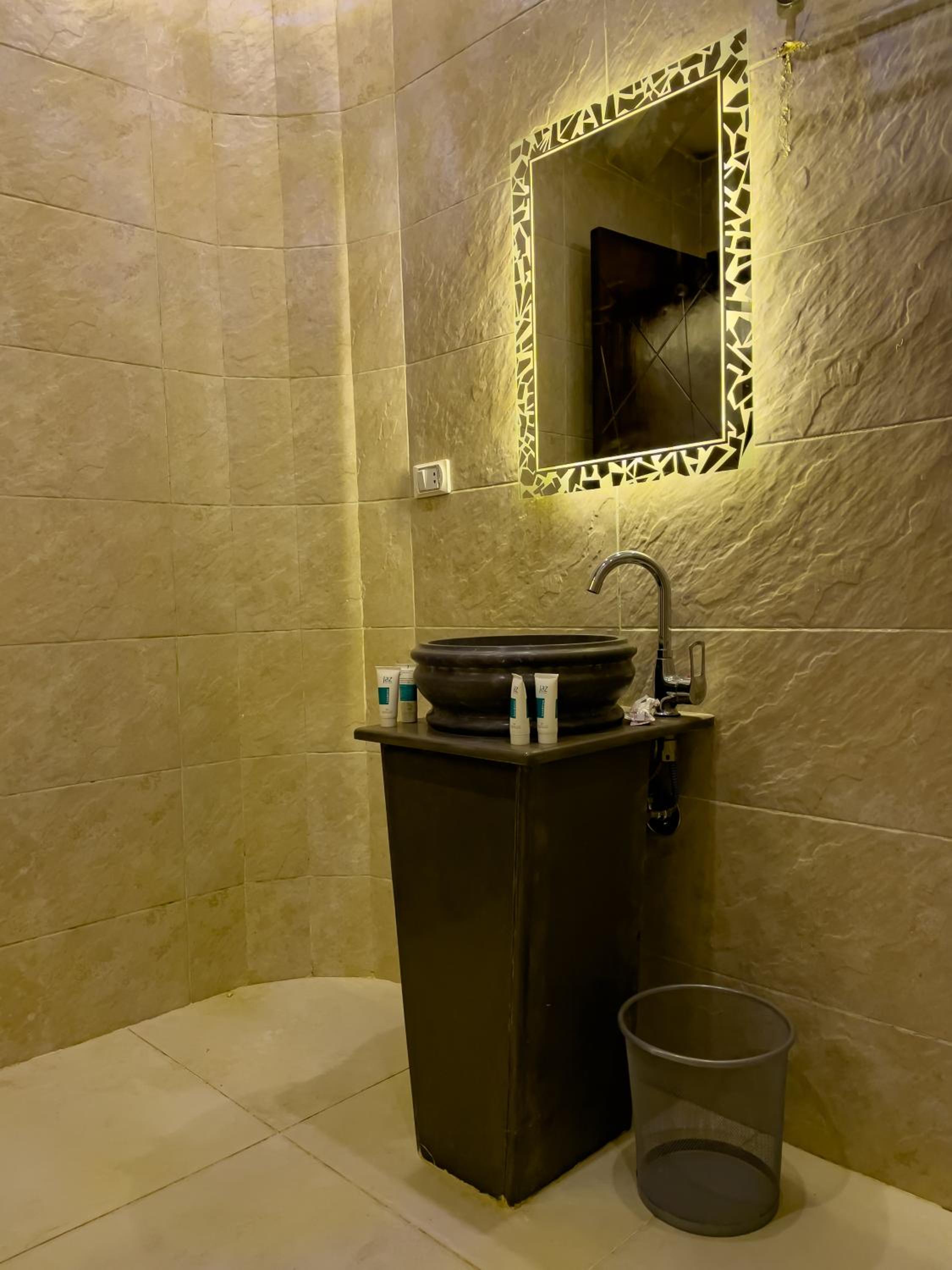 Jumeirah jacuzzi pyramids view inn