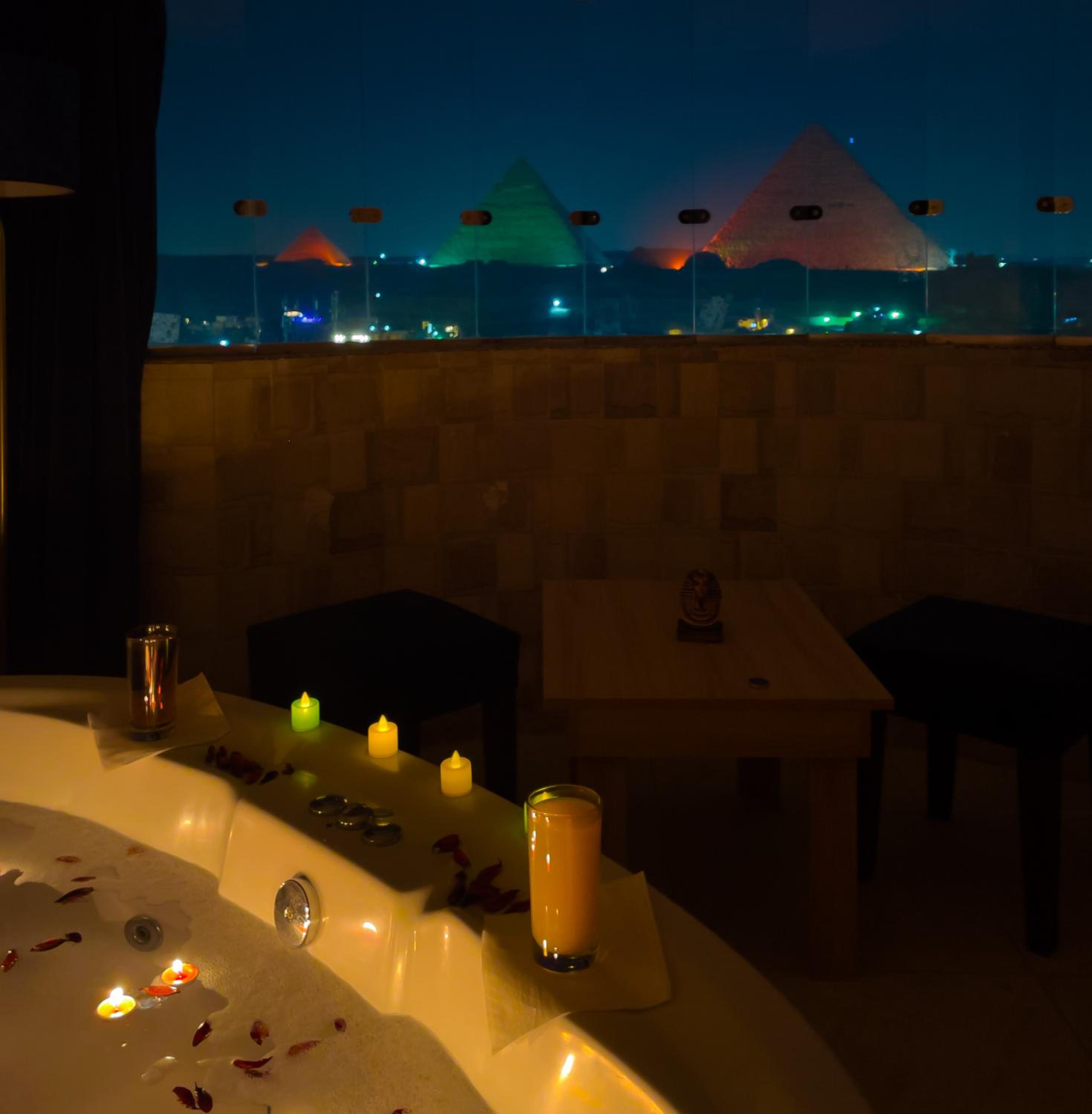Jumeirah jacuzzi pyramids view inn