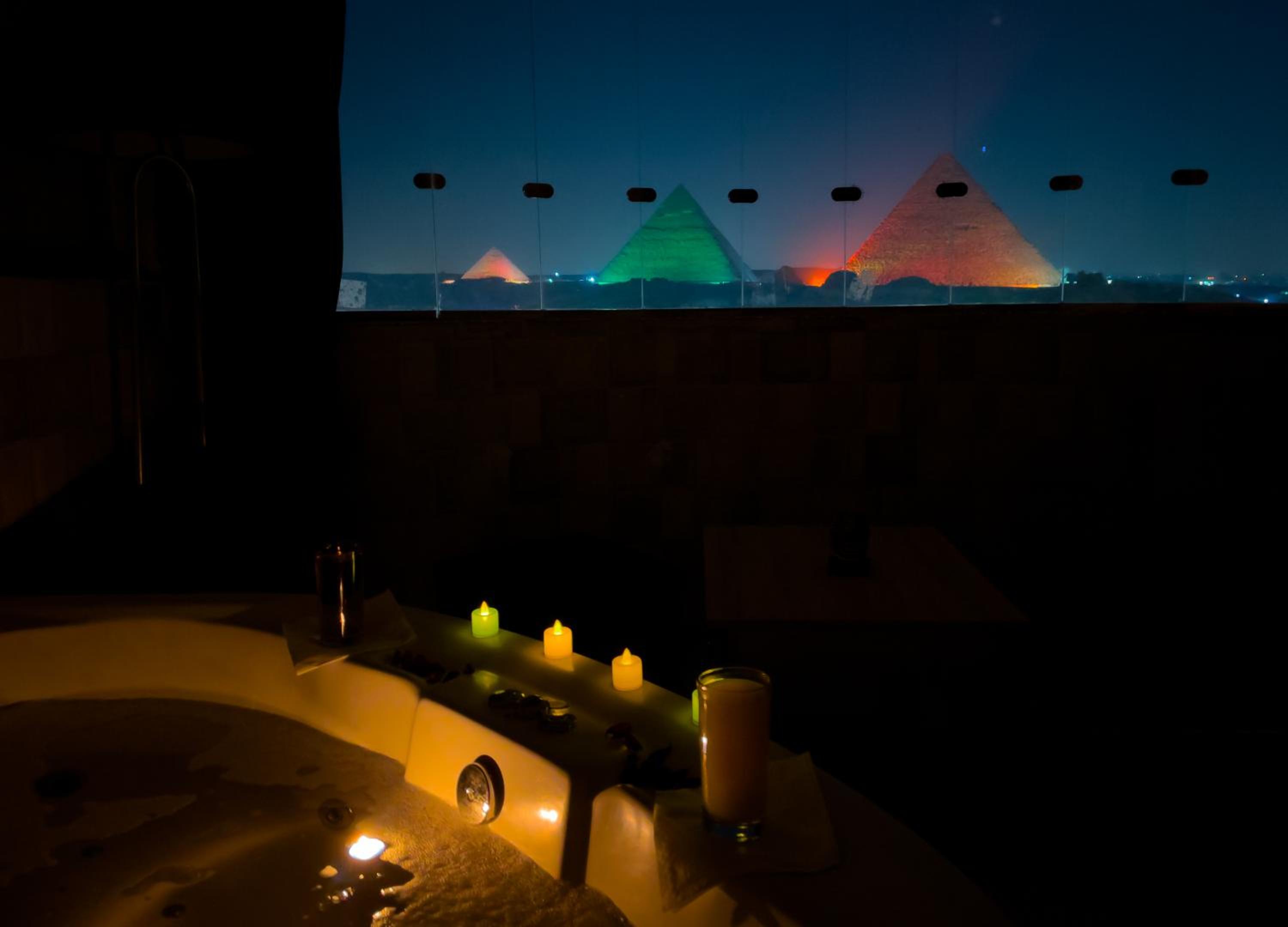 Jumeirah jacuzzi pyramids view inn