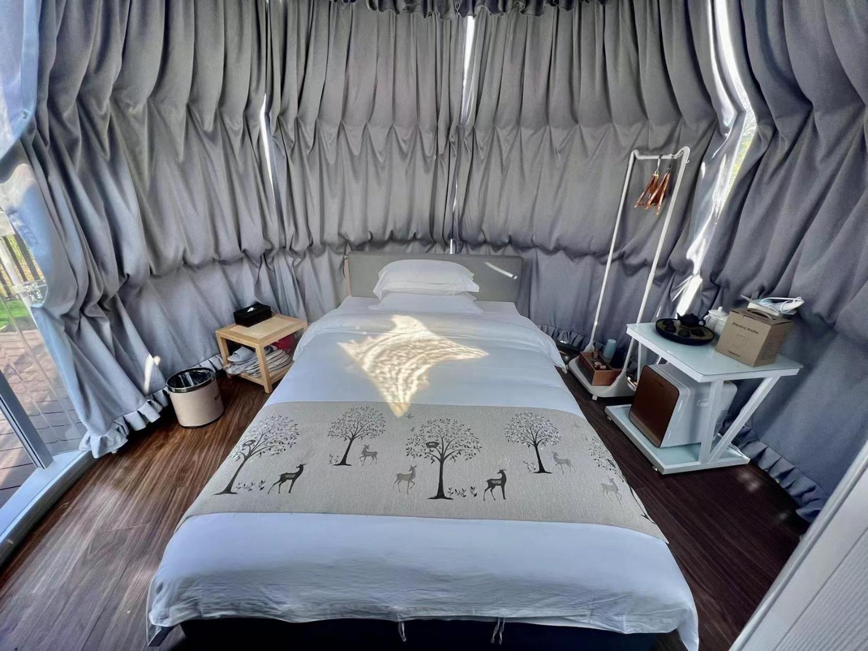 Zhangjiajie Cliff Flower RV Tent Hotel