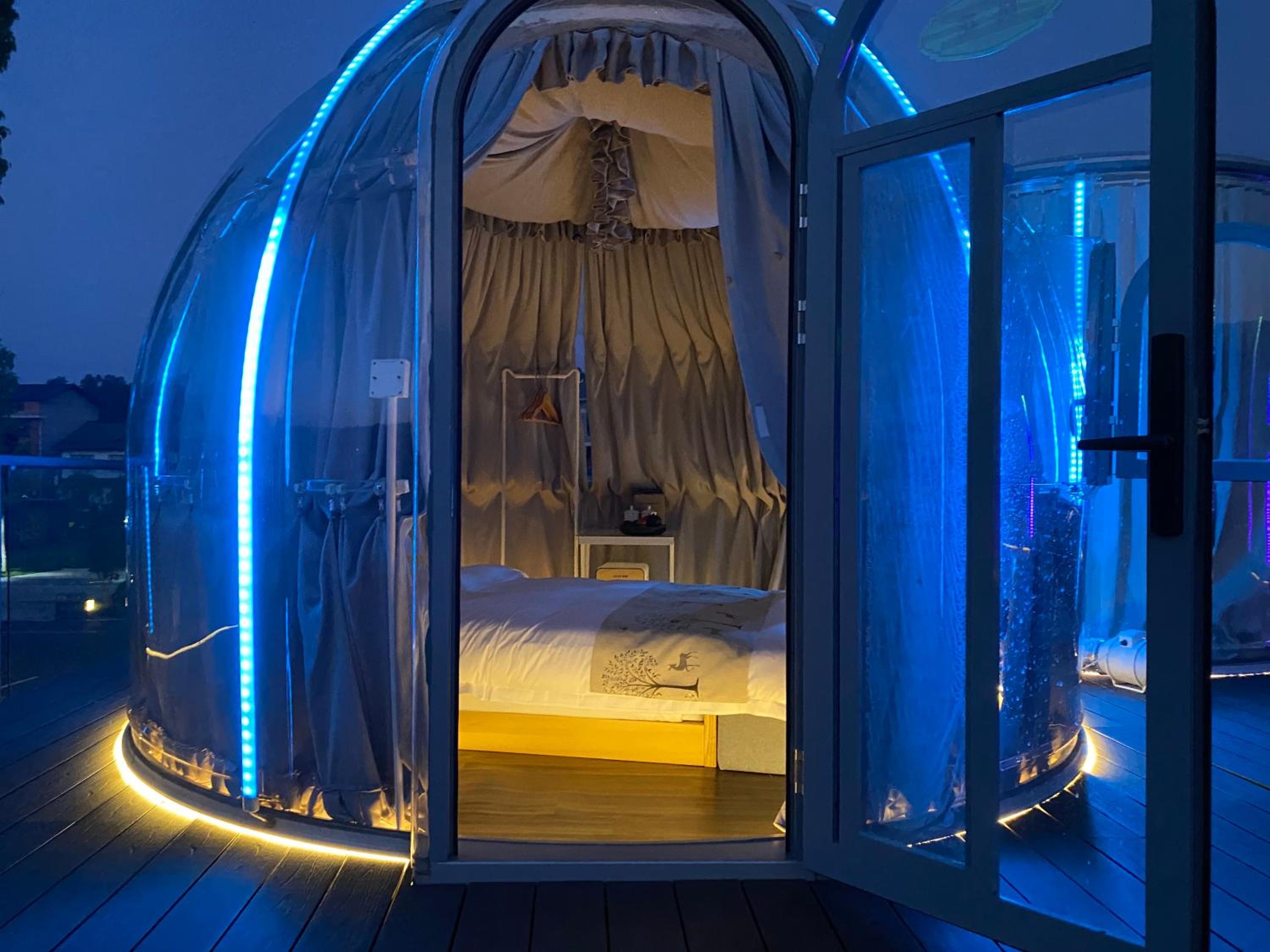 Zhangjiajie Cliff Flower RV Tent Hotel