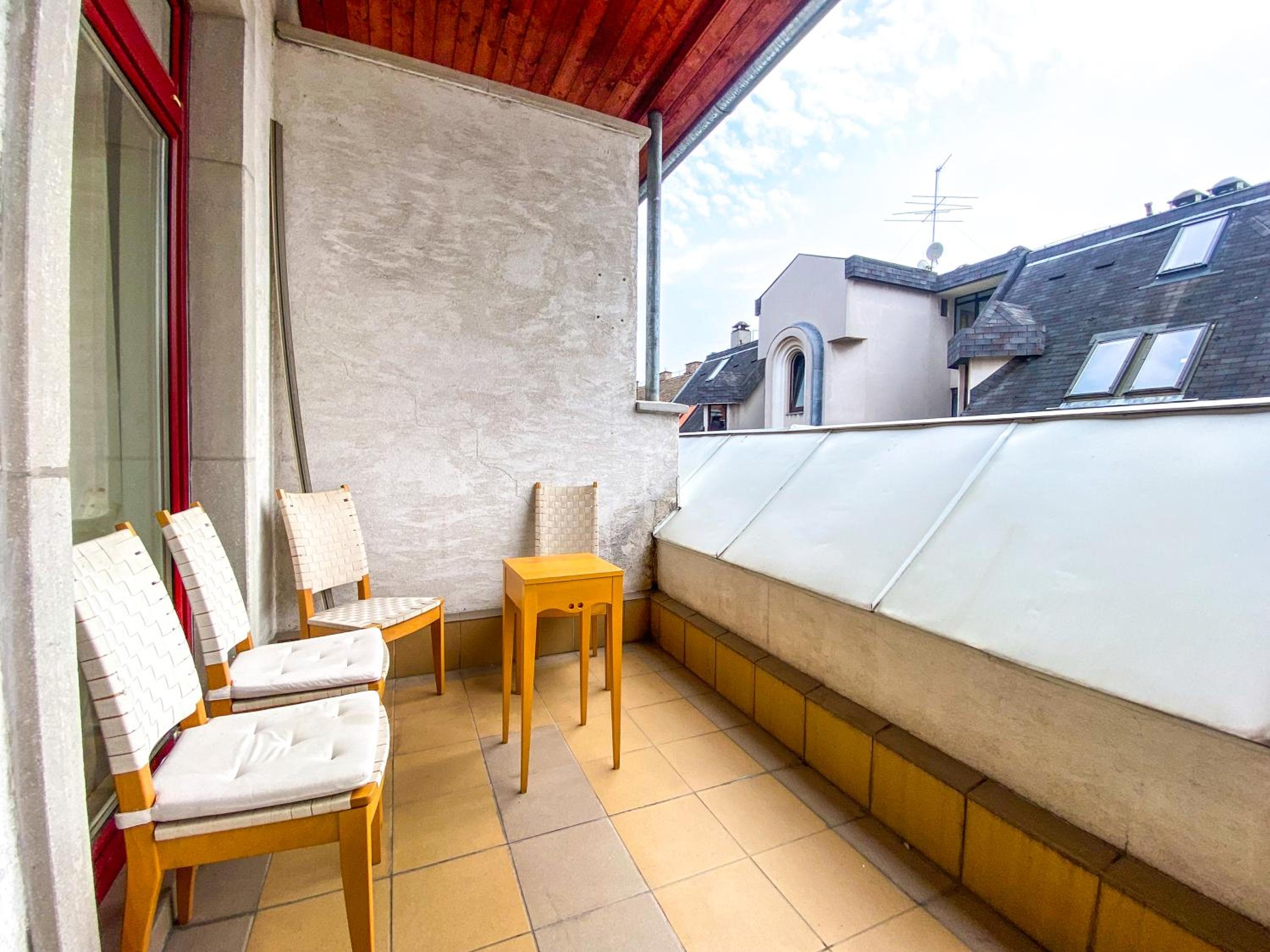 Spacious 2 story loft w balcony near Opera, Andrassy view 5