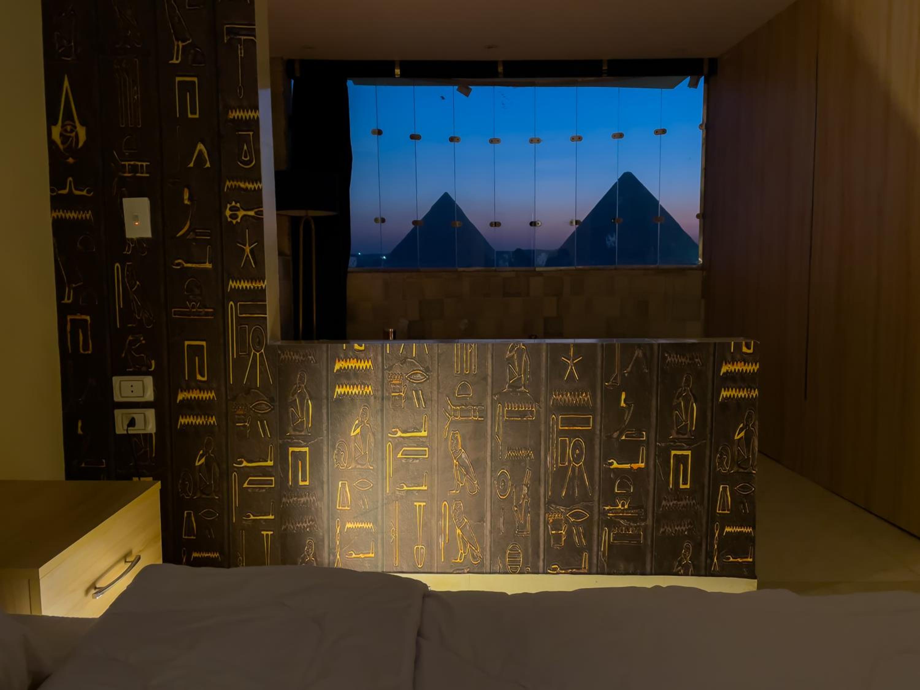 Jumeirah jacuzzi pyramids view inn