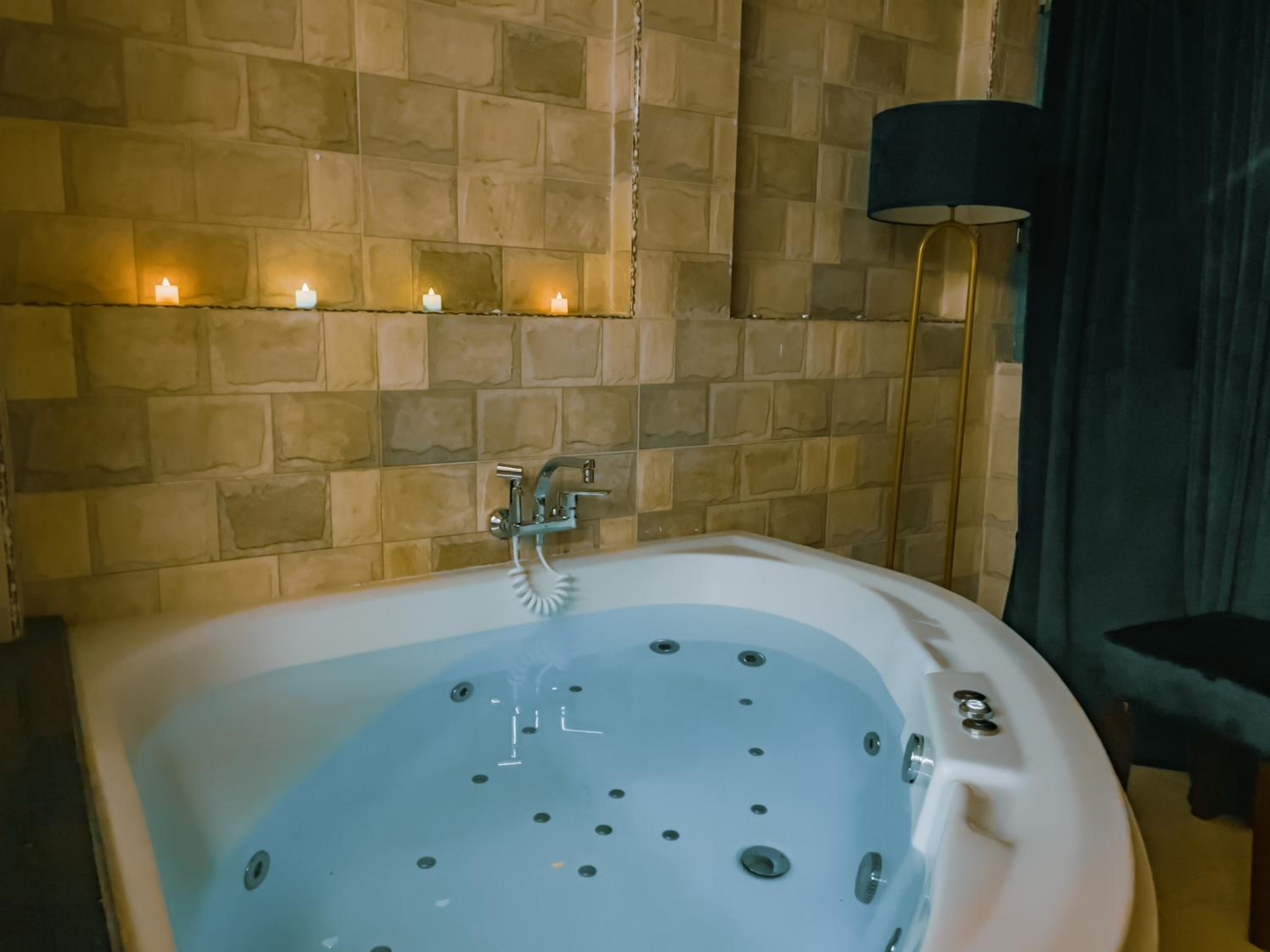 Jumeirah jacuzzi pyramids view inn