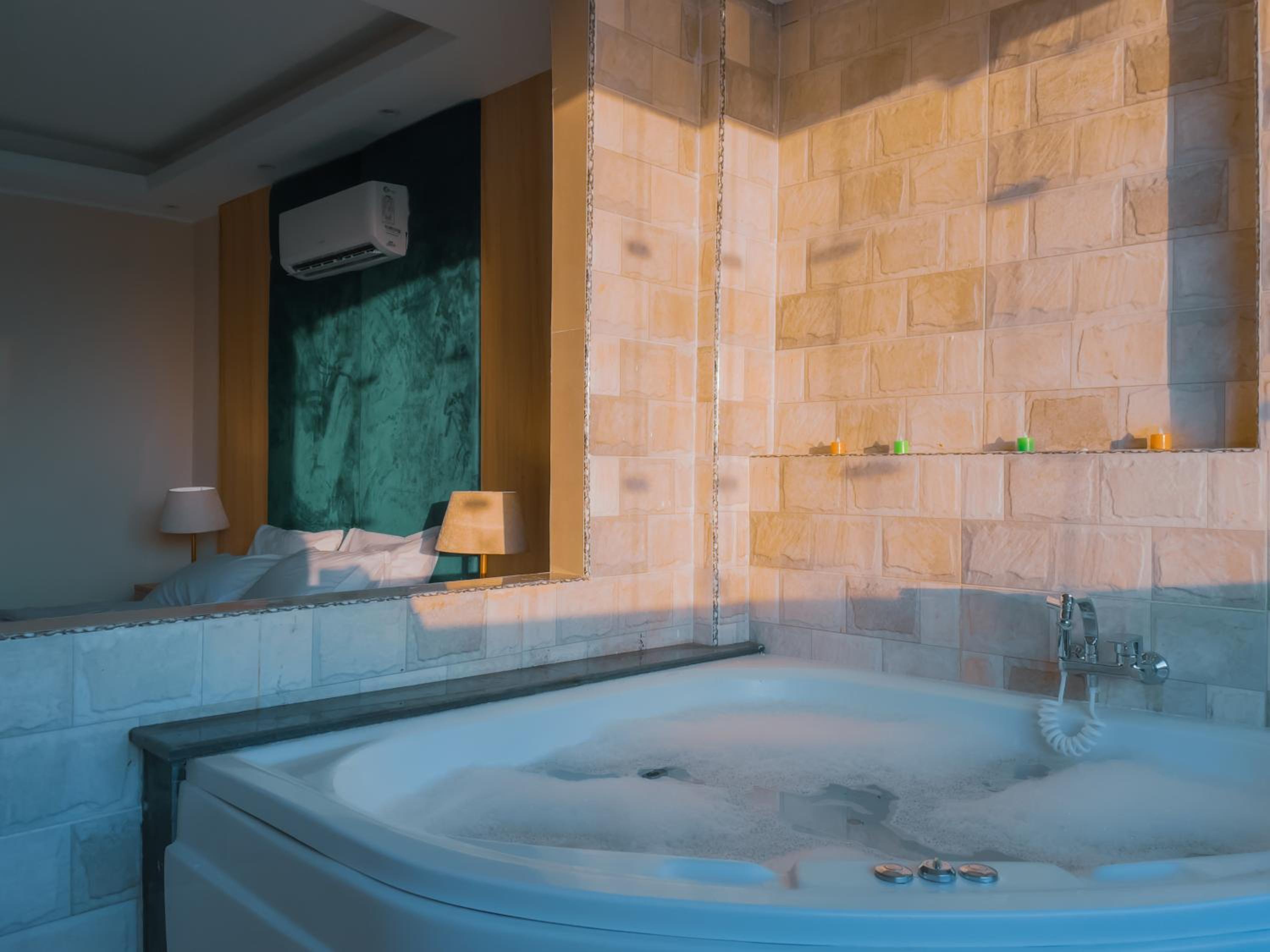Jumeirah jacuzzi pyramids view inn