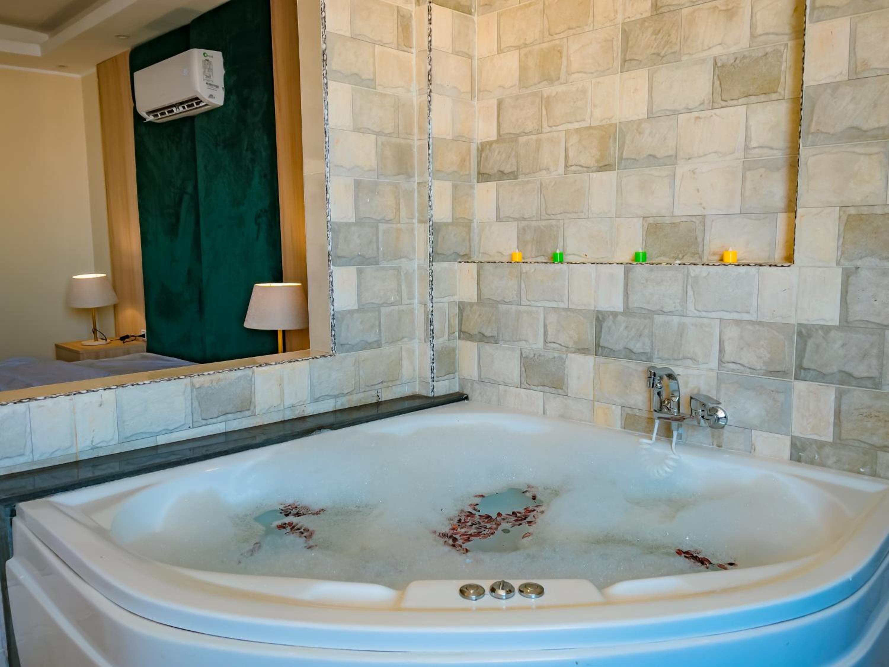 Jumeirah jacuzzi pyramids view inn