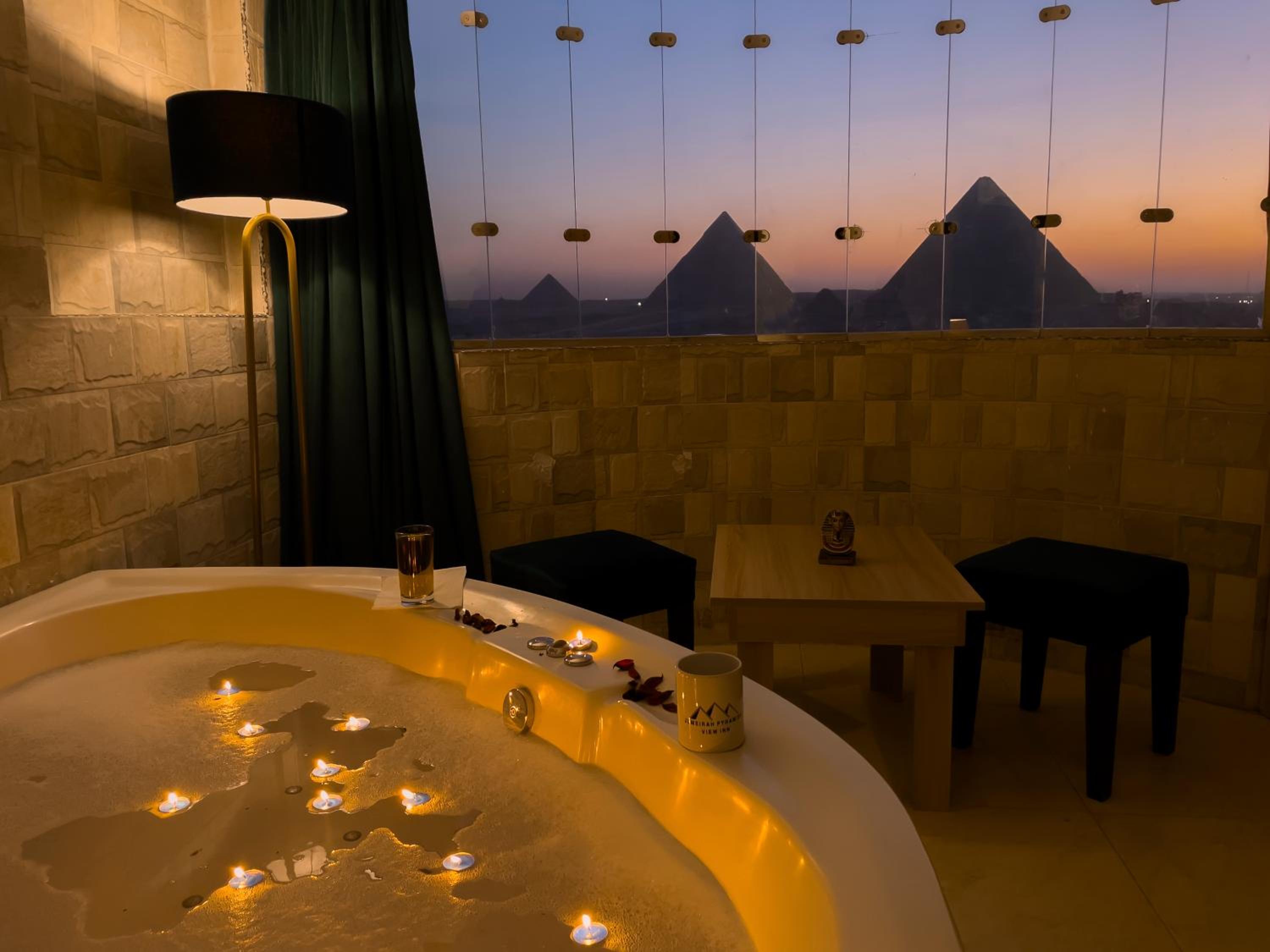Jumeirah jacuzzi pyramids view inn