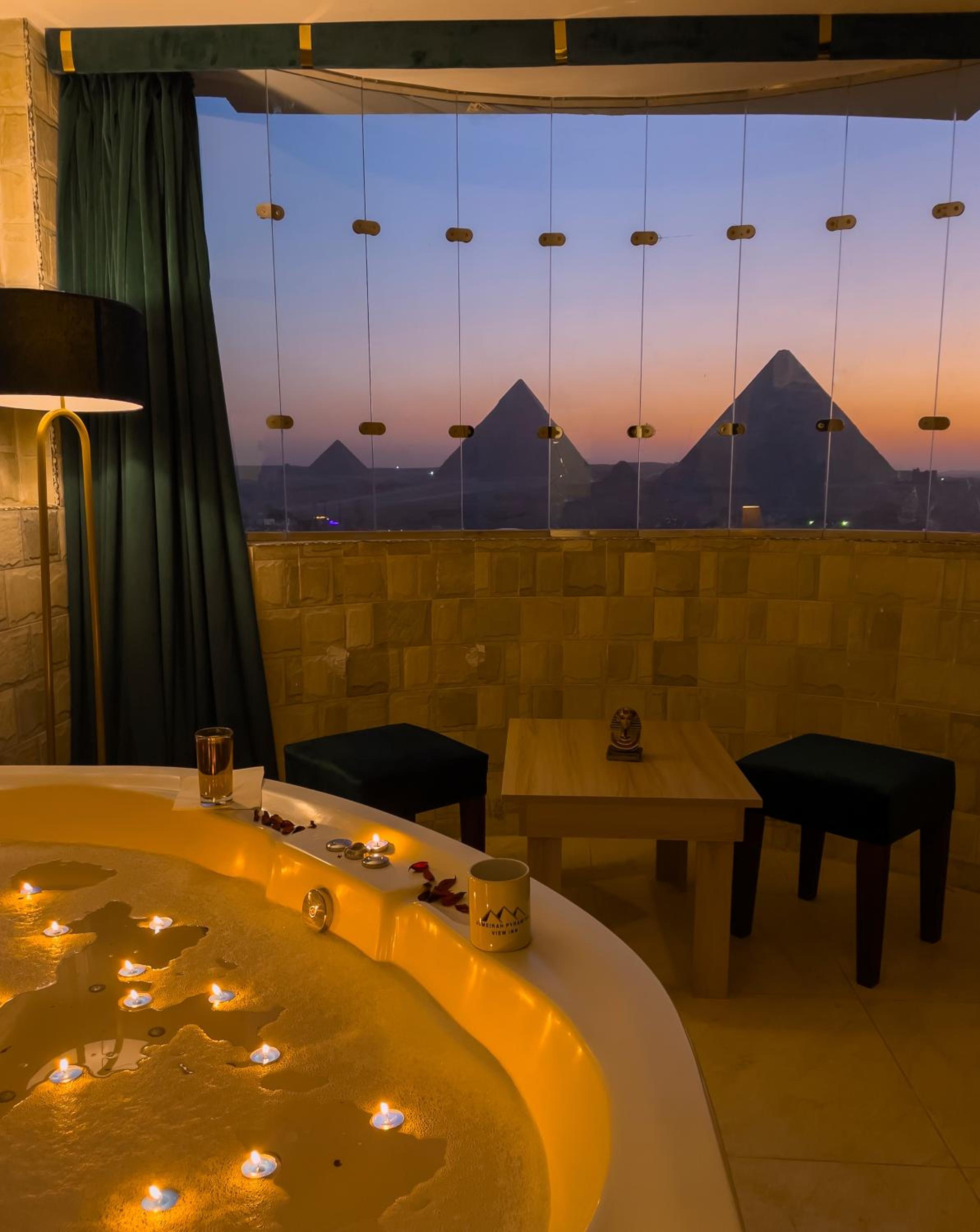 Jumeirah jacuzzi pyramids view inn
