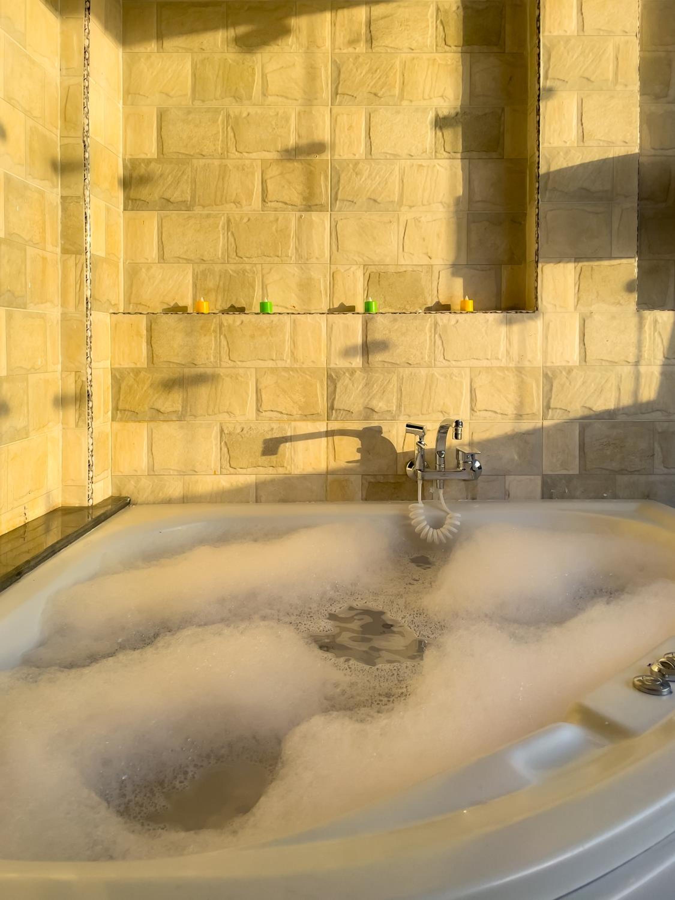 Jumeirah jacuzzi pyramids view inn