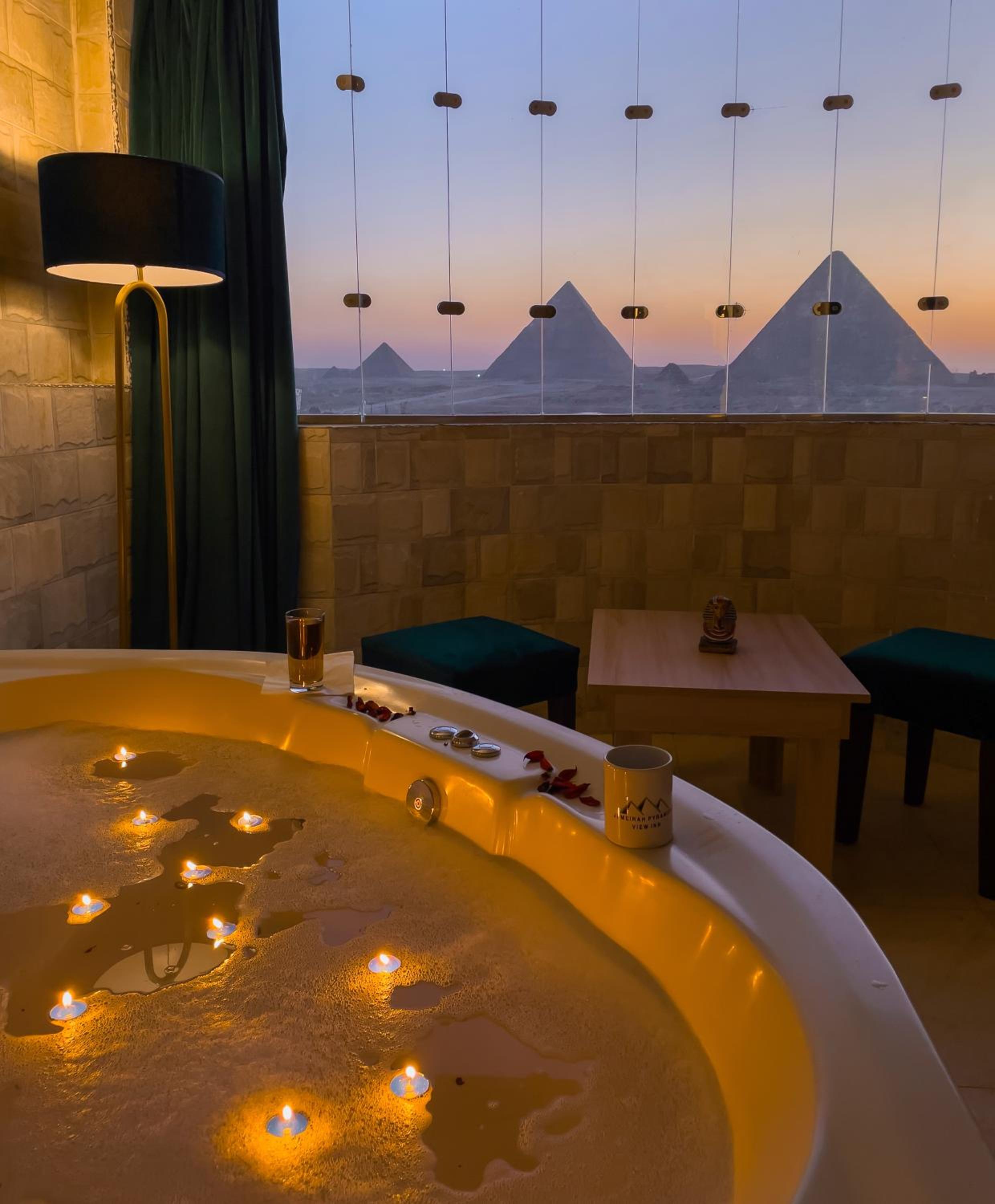 Jumeirah jacuzzi pyramids view inn