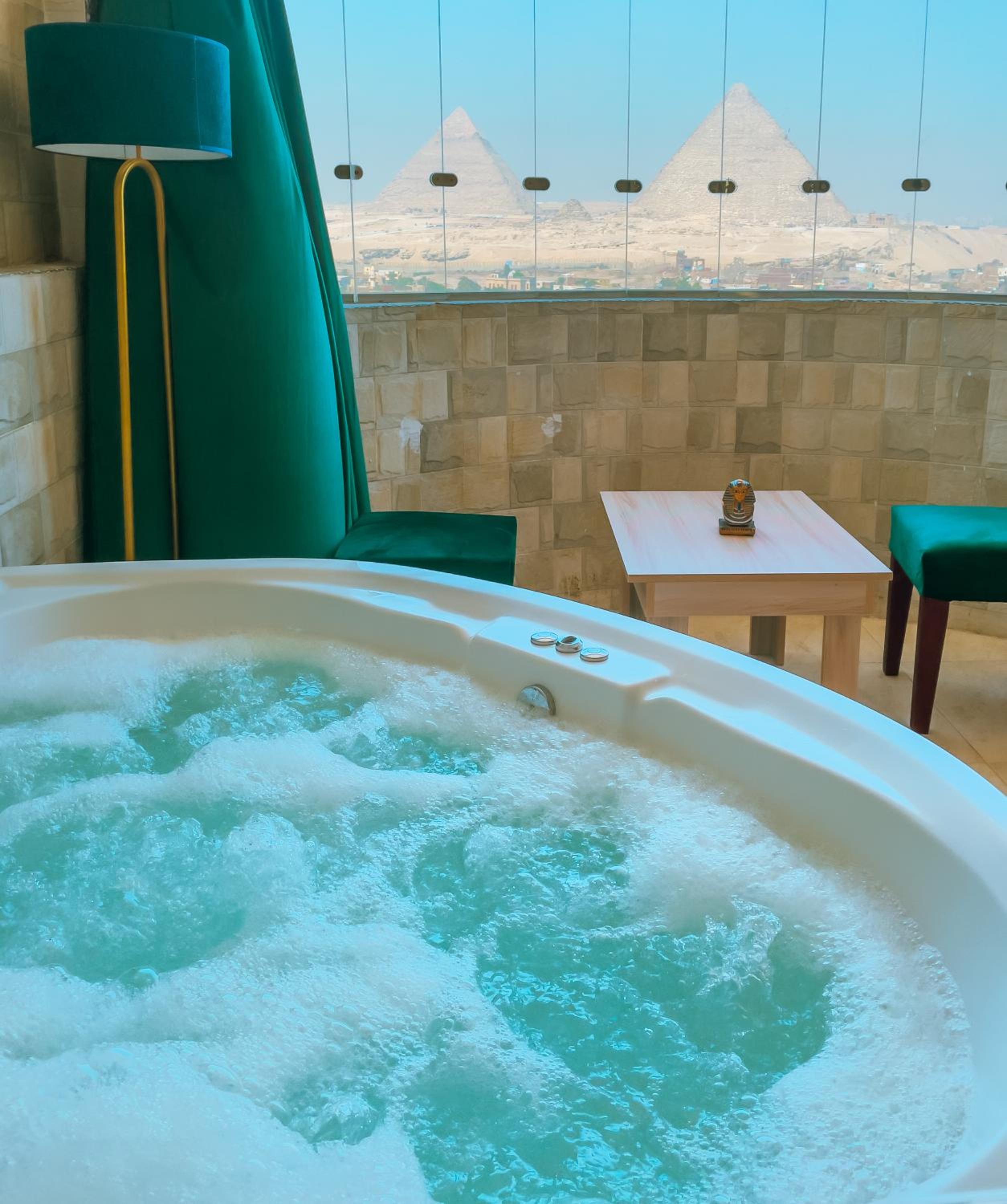 Jumeirah jacuzzi pyramids view inn