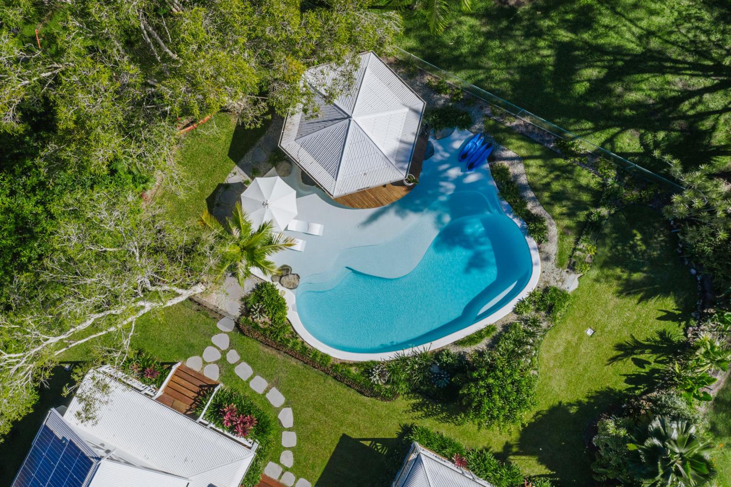 Luxury beachfront home 20 minutes from Cairns CBD