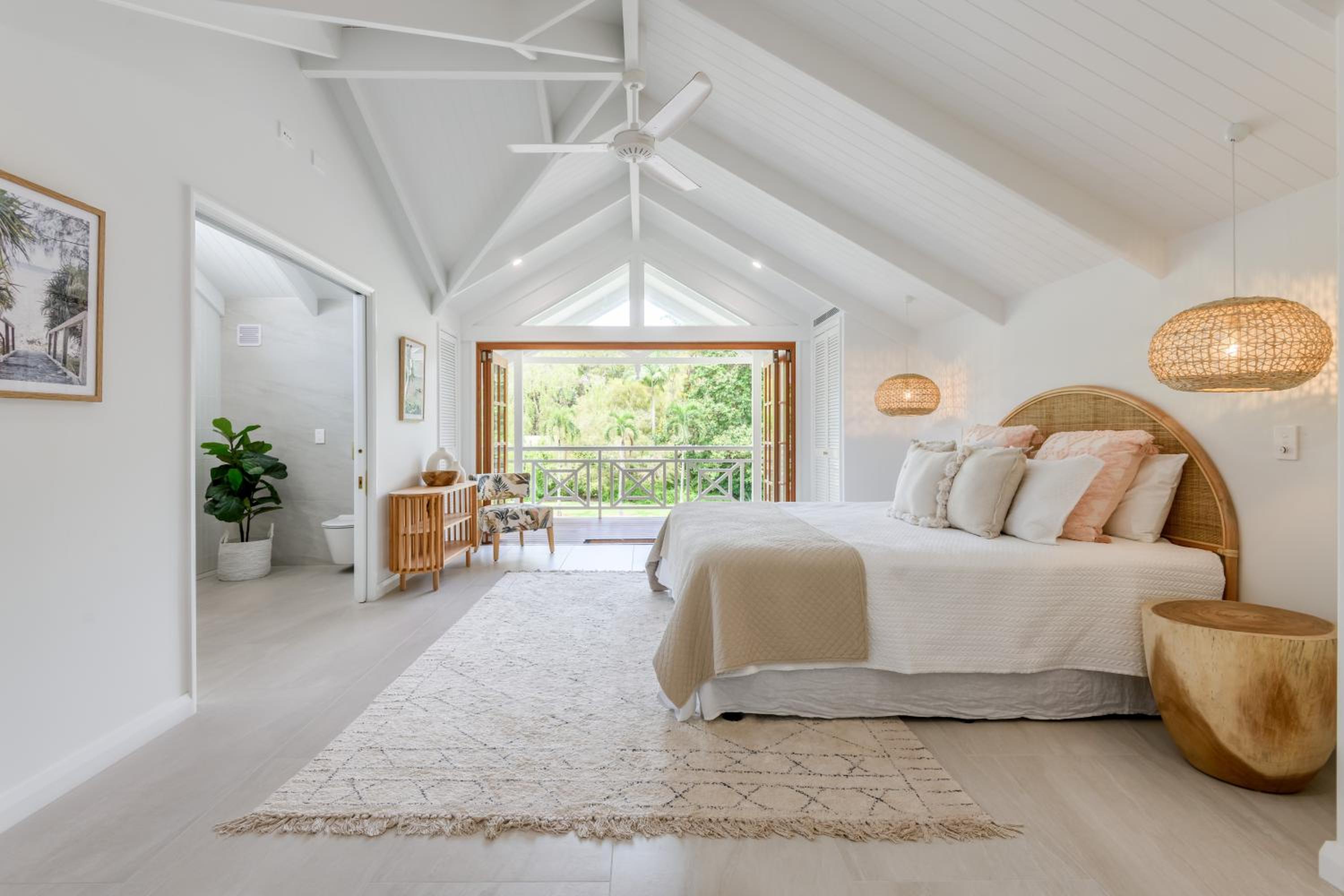 Luxury beachfront home 20 minutes from Cairns CBD