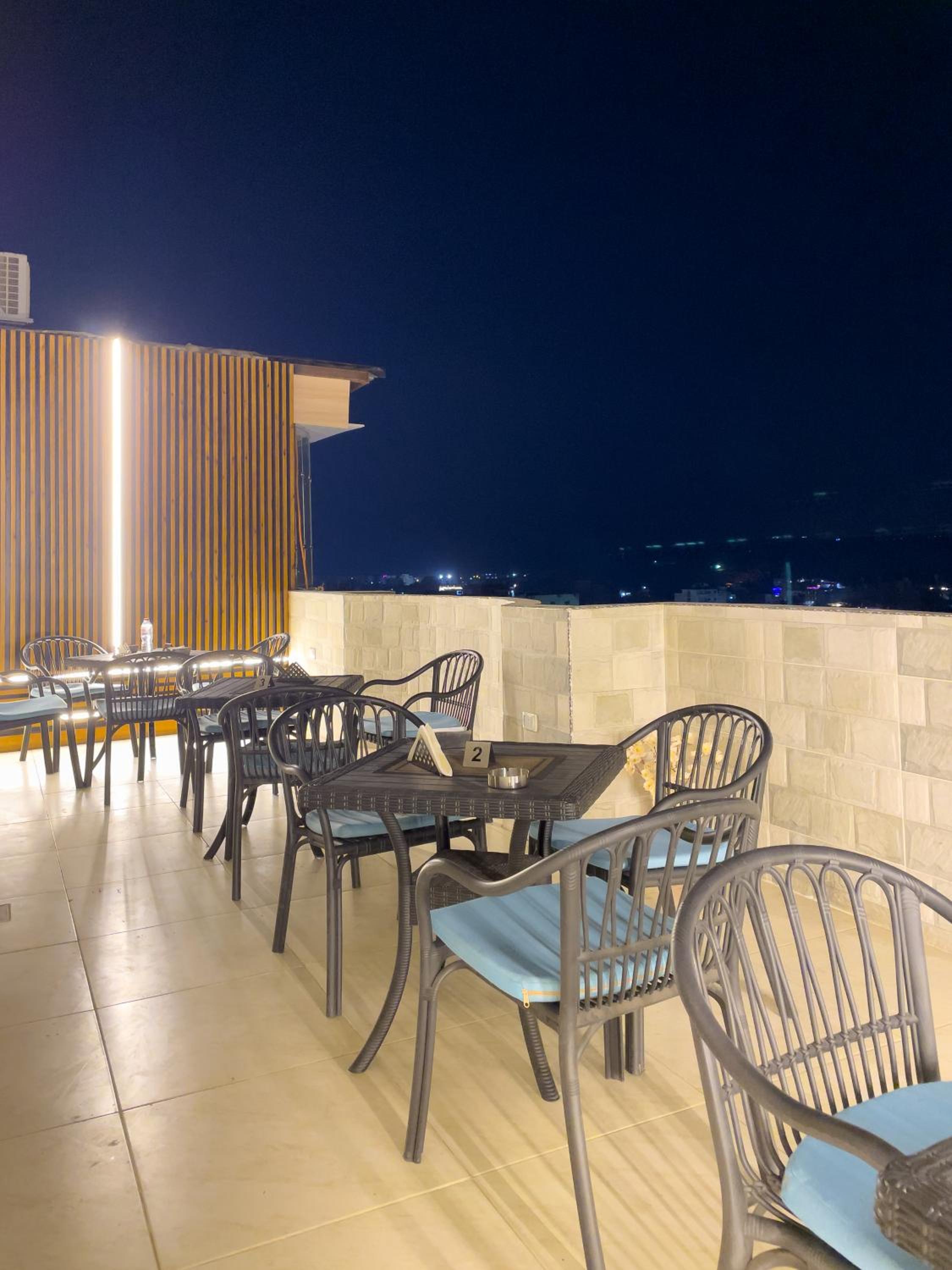 Jumeirah jacuzzi pyramids view inn
