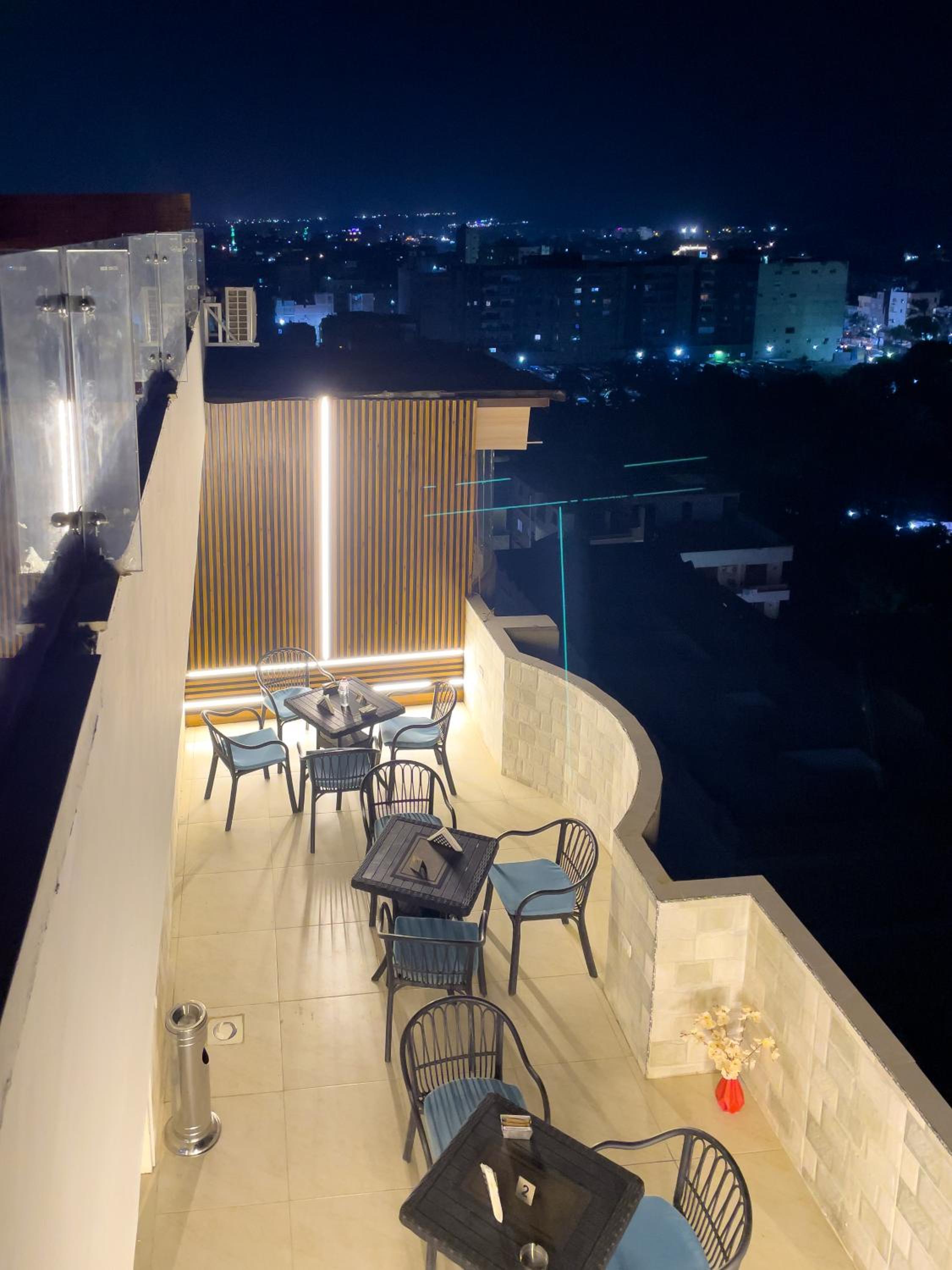 Jumeirah jacuzzi pyramids view inn
