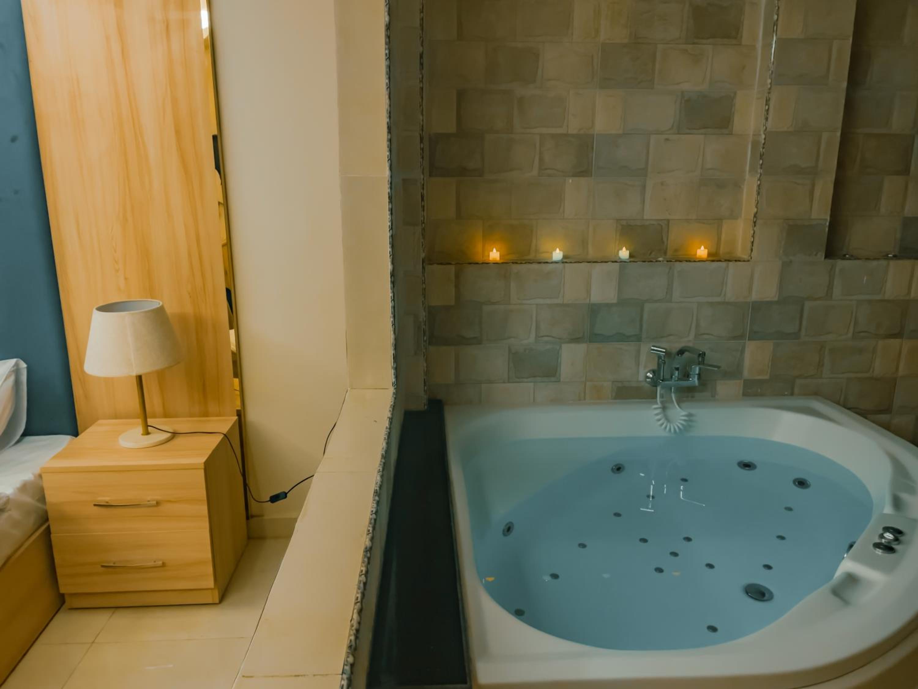 Jumeirah jacuzzi pyramids view inn
