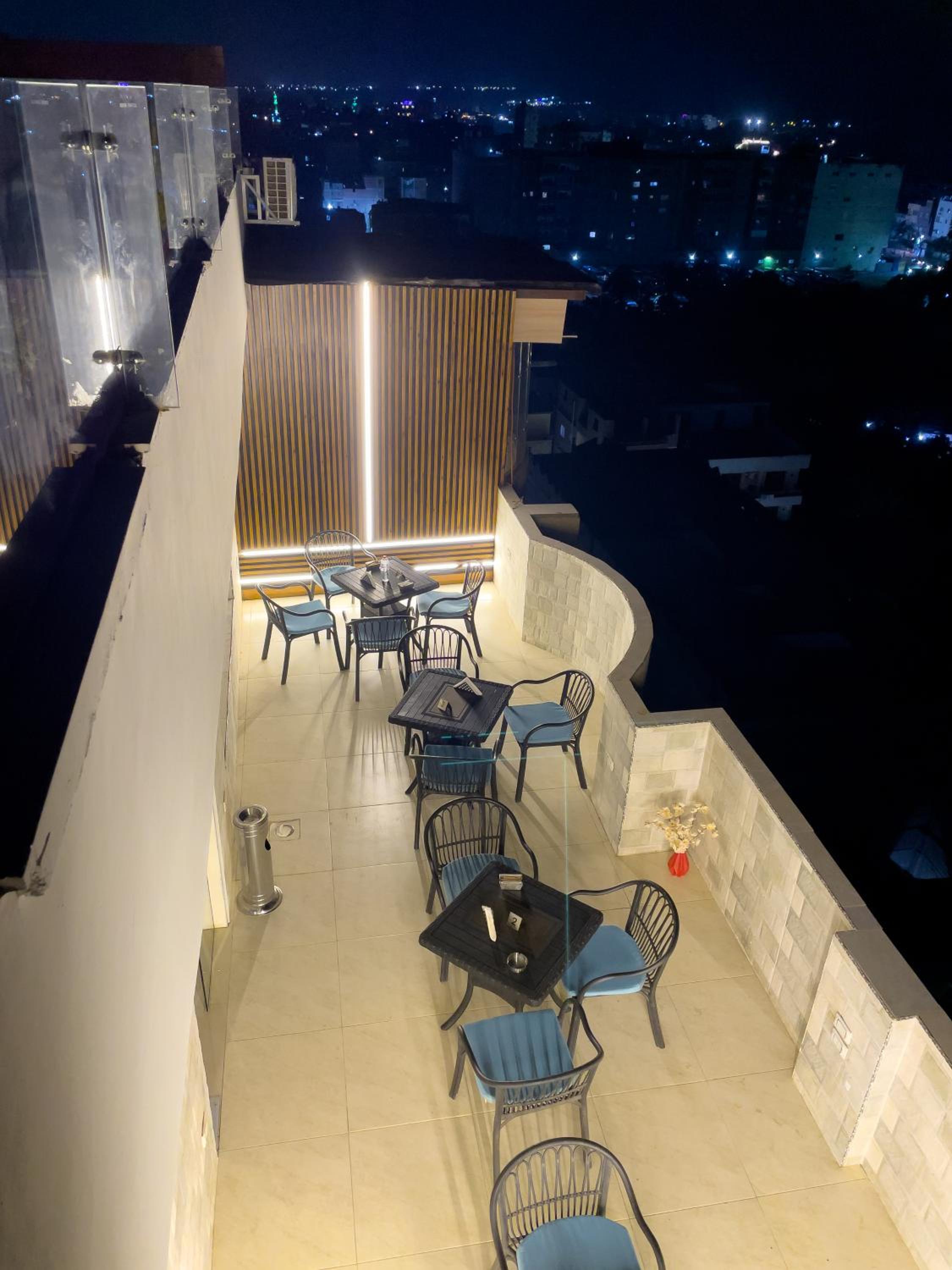 Jumeirah jacuzzi pyramids view inn